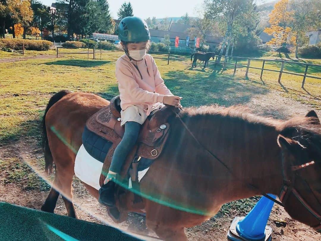 EMIのインスタグラム：「☆ わくわく動物王国で乗馬🐴 沢山の動物に触れて癒された〜✨ YouTubeにもアップしますね☺️ @ikenotaira.hotel  #白樺リゾート #わくわく動物王国 #乗馬」