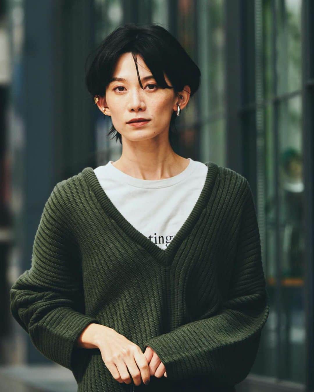 平山奈美のインスタグラム：「ph @kazuto_flowers  hm @fumisuganaga.hm  sty @stylist_tanakaayumi  brand @randa_pic   #ランダ #秋服 #サテンパンツ #ゆるコーデ #ニット #スカート #ブーツ #大人コーデ #大人カジュアル #カジュアルコーデ #ショートヘア #ママ #男の子ママ #ママコーデ #ママファッション」