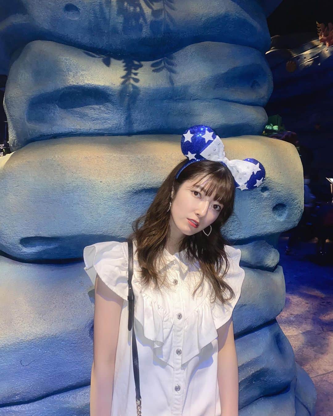 日下部美愛のインスタグラム：「寒いね〜って寒そうな写真載せます 2枚目ブレた  #disney #disneyland #disneysea #ディズニー #ディズニーシー  #ディズニーコーデ #カチューシャ #ホワイトコーデ #tokyodisneyresort #tokyodisneysea」