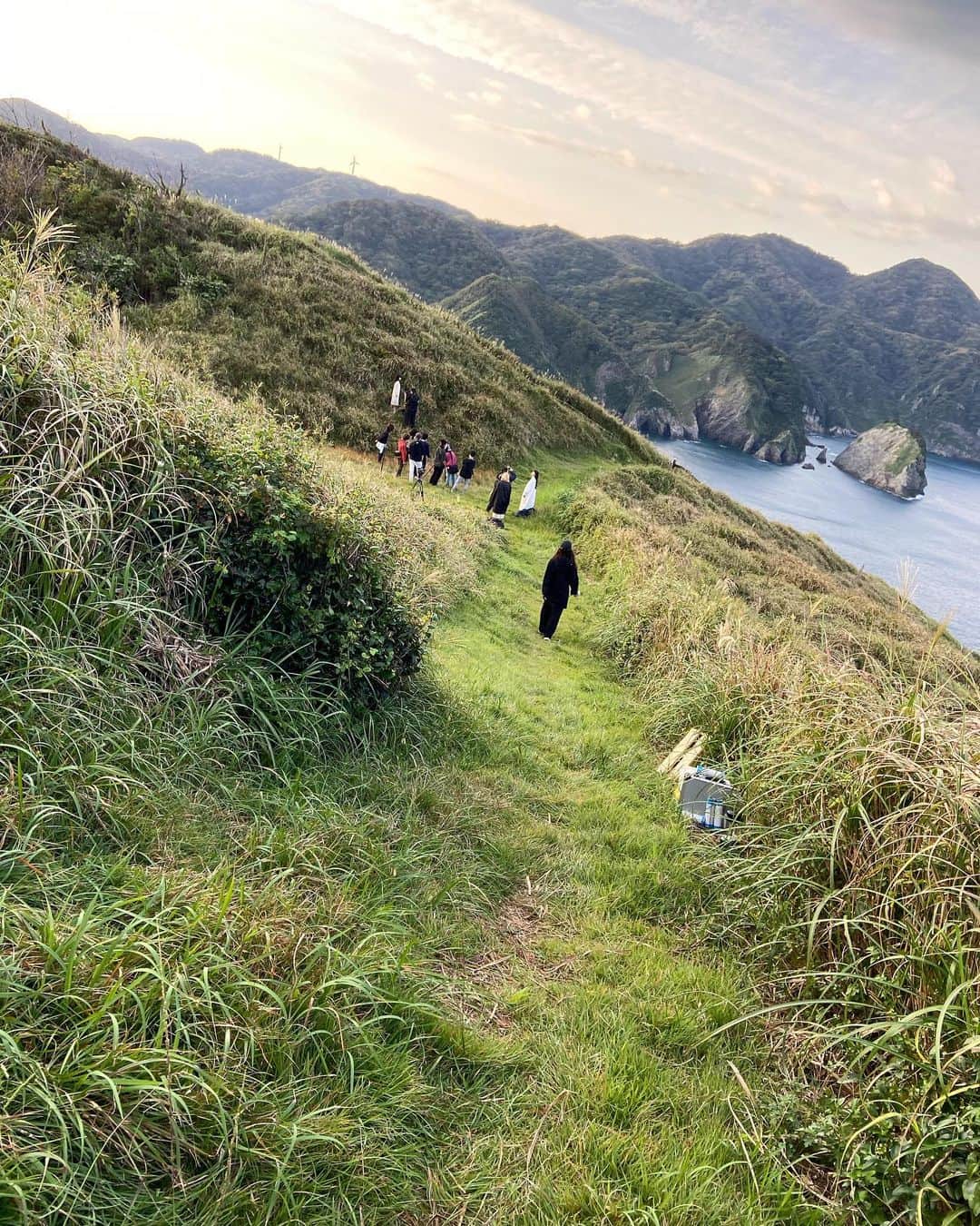 ＹＡＥ【MIO・YAE】のインスタグラム：「静岡県でクランクインでした🎬  山と海に囲まれ壮大な映像に仕上がったと思います！オーシャンビューのホテルで最高だったな〜。 これから撮影頑張ってカッコ良いものを創ります！色んな県で撮るんだ〜わーい  プレゼントも頂いちゃった✨  そして昨日はインスタライブありがとうございました！ 大阪千秋楽が終わったらこのシーンとかあのシーンのこととか、たくさんお話したいのでまた遊びに来てください! #静岡」