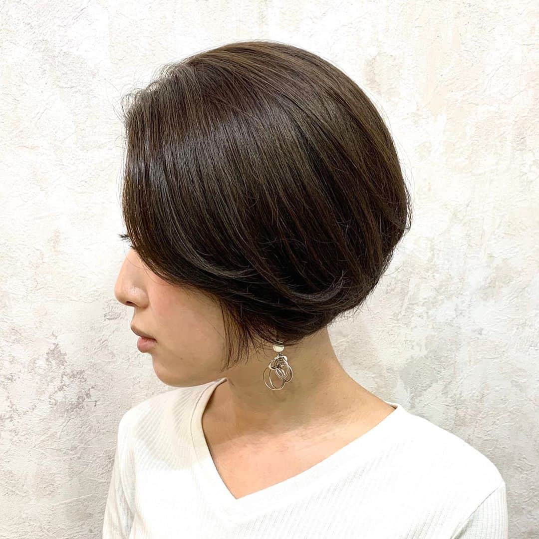 salon PRATiNO(サロンプラチノ)のインスタグラム：「. . 🌿ナチュラルショートヘア🌿 . ローレイヤーのショートボブカットで 落ち着いた印象にスタイルチェンジ💘 顔周りは動きの出るようにセットするとオシャレ！💫  カラーはイルミナカラーのスターダストでアッシュ系にチェンジ⭐️ イルミナカラー特有の透明感抜群の仕上がりに🧚‍♀️✨✨  【CLAVIS PRATINO】 ◇月曜日～土曜日 10:00～20:00 ◇日曜日 10:00～18:00  ※定休日なし ※時間外はお問い合わせください。 愛知県名古屋市中区錦3-4-19石垣ビル７Ｆ ☎︎052-962-7017  【PRATINO SNS・お店情報】  Instagram  メインアカウント→ clavis_pratino スタッフアカウント→ pratino_staff YouTube → https://www.youtube.com/channel/UC29An_f8mXliizce-Y6AUsA  LINE@→ ＠clavis-pratino HP→ http://clavis-pratino.com CLAVIS公式アプリ→ アプリ検索「CLAVIS 公式アプリ」  . #hairstyle #hair #cornrow #braids #clavispratino #spiralperm #pratino #hairsalon #nagoya #haircolor #love #派手髪 #外国人風カラー #バレイヤージュ #グラデーション #コーンロウ #ブレイズ #スパイラルパーマ#ピラミンゴカラー  #特殊ヘア #ブラックヘア #美容室 #ヘアサロン #ヘアスタイル #ヘアカラー #クラビスプラチノ #名古屋 #栄 #錦」