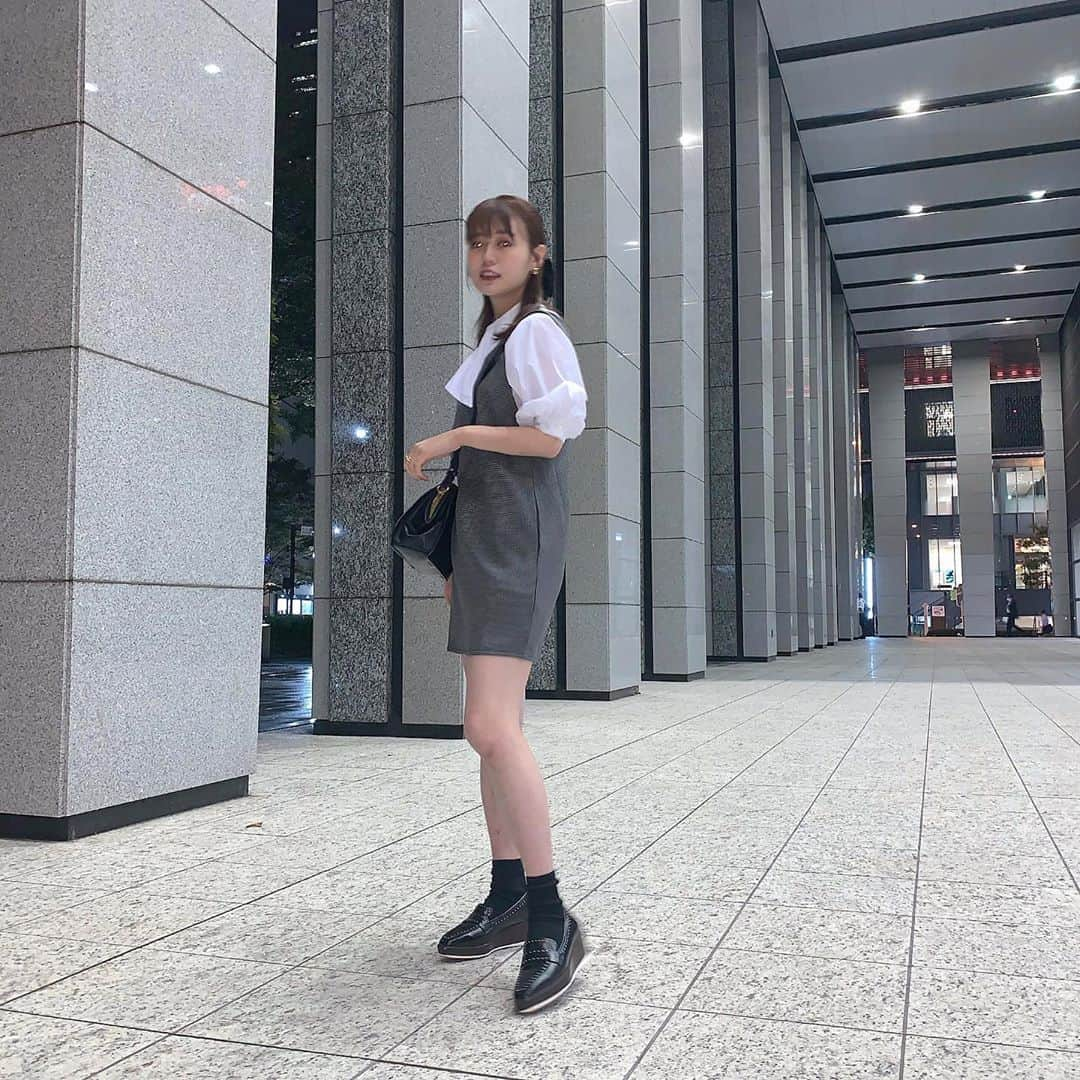 井口綾子さんのインスタグラム写真 - (井口綾子Instagram)「夜はもう寒いなあ😶  お洋服タグづけしてます🏷」10月7日 20時06分 - ayako_inokuchi