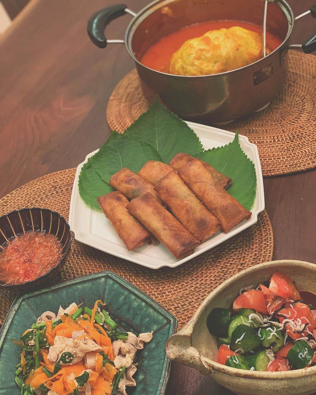 透水さらさのインスタグラム：「とってもお久しぶりの投稿﻿ ﻿ ﻿ 今日の晩ご飯﻿ ﻿ 春巻き　﻿ 宝塚のすみれキッチンをイメージして作ってます！といっても普通の😂﻿ 大葉をいれてみました﻿ ﻿ 巻かないロールキャベツ﻿ テレビでやってたので作ってみました﻿ トマトジュースで煮込んでます﻿ なんで私、こんな鍋で作っちゃったのル・クルーゼあるのに ﻿ 豚しゃぶとニンジンのサラダ﻿ きゅうりとトマトのしらす和え﻿ いくらの醤油漬け﻿ ﻿ そして桃ちゃん(@momohana_hina )にもらった素敵なブーケ💐嬉しいな嬉しいな ﻿ 雨が降り出しました☔️﻿ 皆様、台風お気をつけて！」