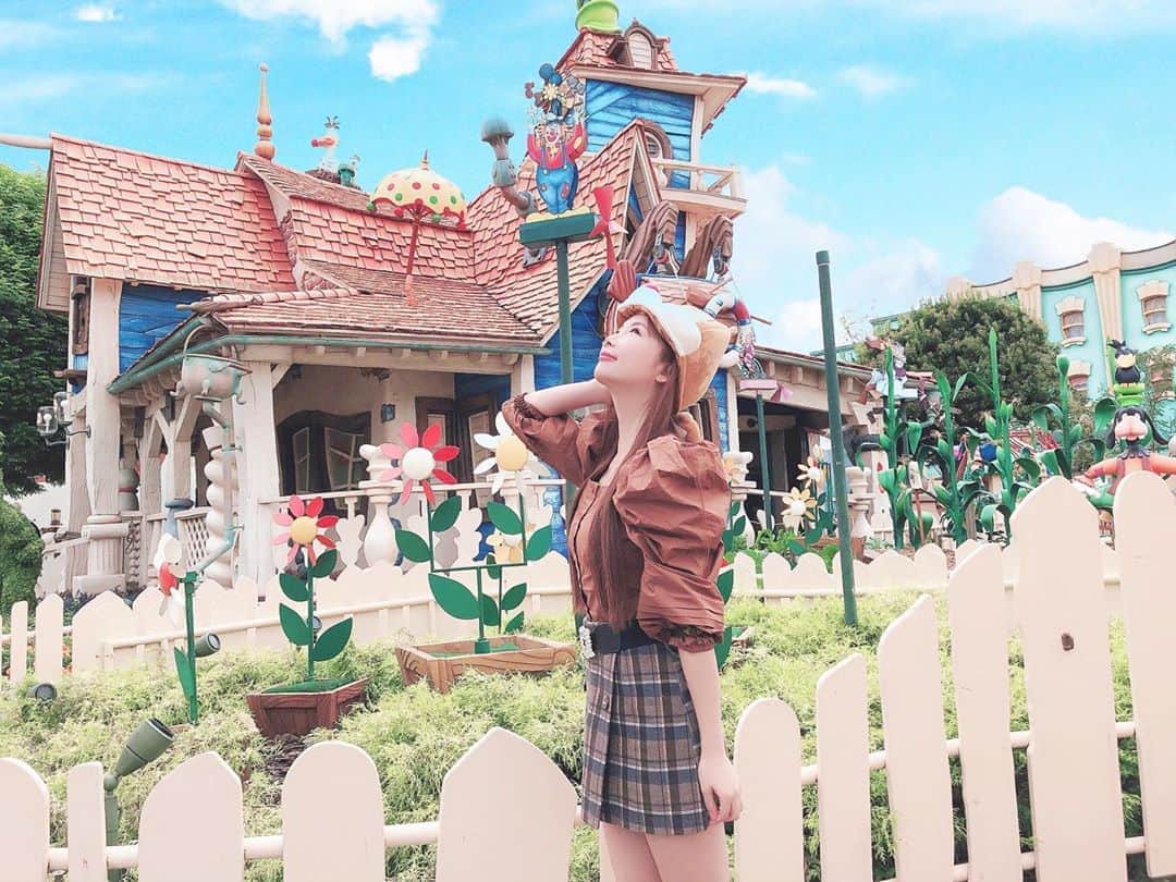 のインスタグラム：「今日は、大好きなちーたんと一緒にチップとデールコーデ🐿で  Disney行ってきたぁ💜  雨だったから、#PICNIC って言うアプリでお天気にしたよー☀️  次は晴れた日にまた行きたいなぁ💞  #夢がかなう場所 #chipanddalepins #ディズニー #ディズニーランド #チップとデールコーデ #disney #disneyland #chipanddale #ootd #japan #japanesegirl #sakachikumi #坂地久美」