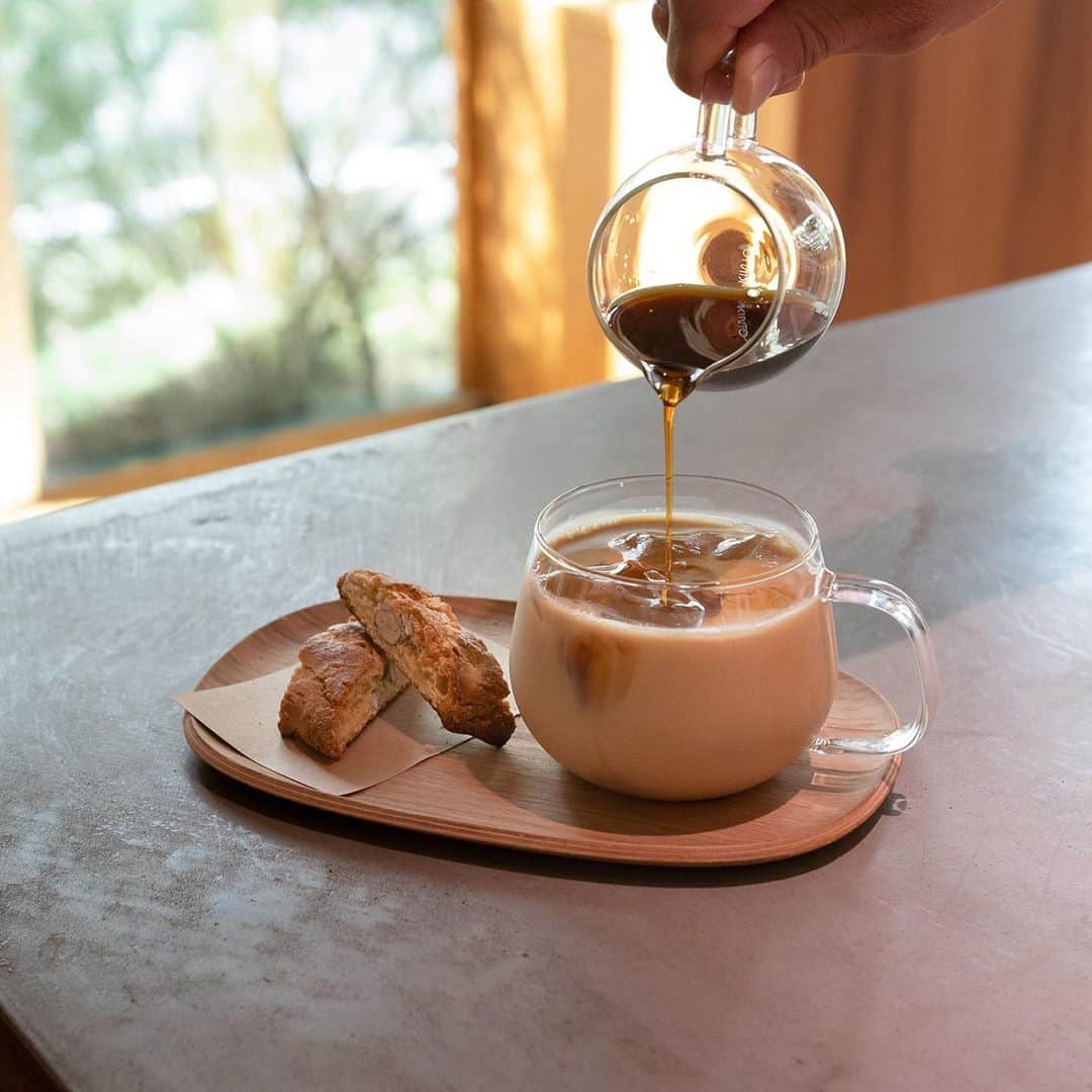 のインスタグラム：「.  ☕ Good Coffee Plus ➕ 第1弾 販売中！  コーヒーとそれにまつわる ”+1“ でご自宅で過ごす時間を少しだけ豊かにしてみませんか？  Good Coffee オンラインストアで販売中のテーブルウェアブランド「KINTO」とのコラボレーションセットの内容をご紹介します！  < KINTO > UNITEA カップ(350ml)： 親しみやすいゆったりとしたフォルムでどんなシーンにも、どんな空間にもさりげなく溶け込んでいくUNITEA。カップの透明感はドリンクを美しく透かし、コーヒーから紅茶、緑茶まで、それぞれの透き通った色合いを愉しむことができます。  UNITEA ノンスリップ トレイ (210x145mm)： UNITEAのカップと組み合わせることで、トレイの有機的でおおらかなフォルムが引き立ち、リラックスしたティータイムを演出します。表面にはノンスリップ加工が施されているため、安定してものを運ぶことができます。カップの隣は菓子置としてドリンクに合わせたペアリングを楽しんでみて下さい。  < Good Coffee > カフェオレベース (250ml) : 本格的でおいしいカフェオレがご自宅で簡単に作れるベースが完成！ Good Coffee が運営するTHE LOCAL の姉妹店「ALL SEASONS COFFEE」で焙煎したコーヒー豆をカフェオレベースにしました。使用したのは甘味と酸味のバランスがよい、エチオピアとブラジルのブレンド豆。ベースに牛乳をお好きな分量入れて混ぜるだけ！ほどよい加糖なので甘すぎず飲みやすく、丁寧なコーヒーの味も楽しんでいただけます。」