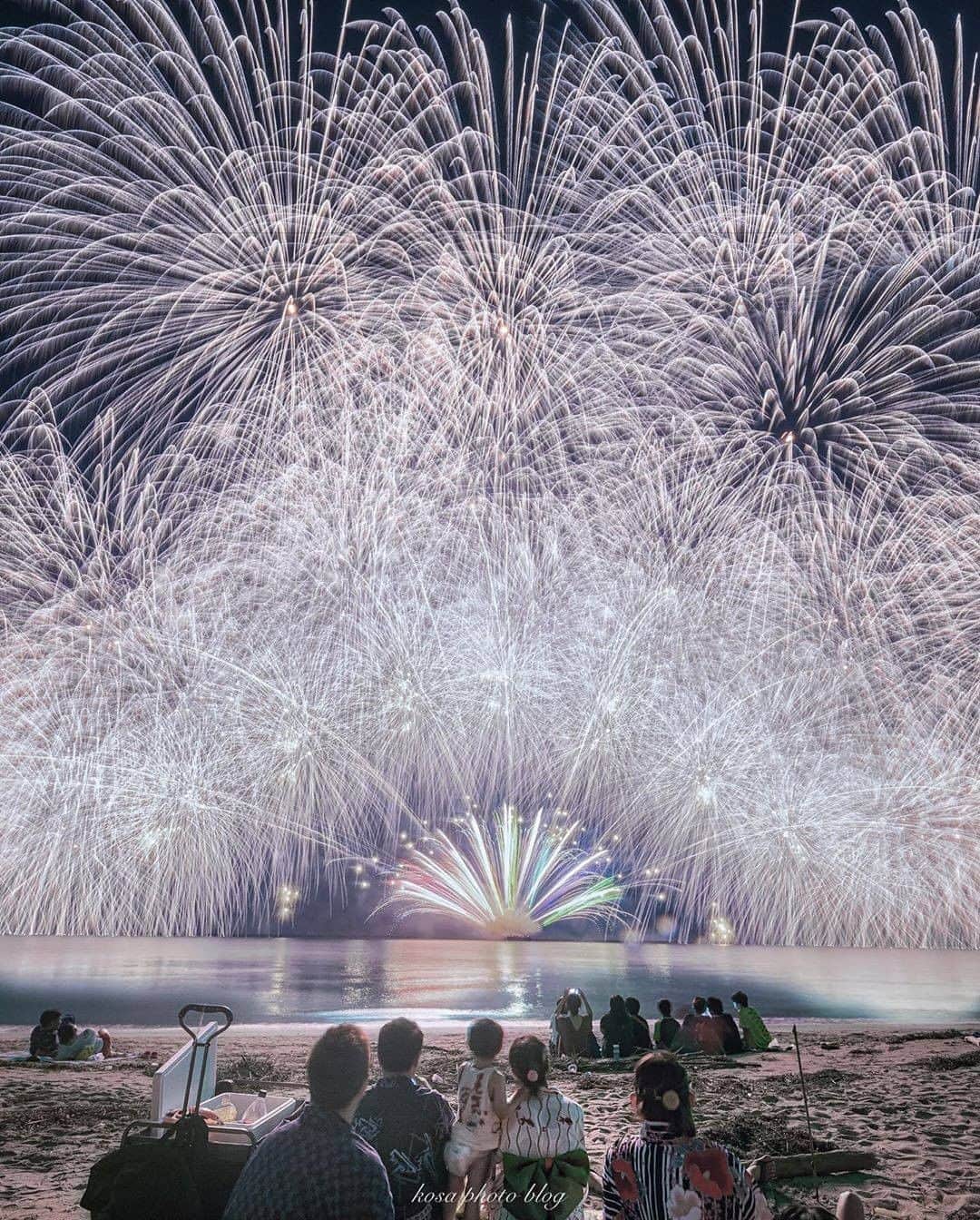 旅行メディア・じゃらん〈公式〉さんのインスタグラム写真 - (旅行メディア・じゃらん〈公式〉Instagram)「🎊フォトコンテスト結果発表🎊 . 2020年7月22日～2020年8月16日にじゃらん公式Instagram（@jalan_net）にて開催された 「日本の夏」フォトコンテストの受賞者を発表します。 ご応募いただいたみなさま、本当にありがとうございました。 . . ━━━━━━━━━━━━━━━ 夏の風物詩賞 . ▶▶受賞者 @kosa_photo　さん . ▶▶ロケーション 三重県 津花火大会 . ▶▶選定コメント 大正時代に始まった歴史ある花火の眩しいほどの光が写真から伝わってきます。これぞ日本の夏の風物詩！ . ━━━━━━━━━━━━━━━ . .  賞の結果は、10/1発売の「じゃらん11月号」に掲載中❣ ご応募いただいたみなさま、本当にありがとうございました😃 . . #三重 #津 #花火 #関西 #フォトコン #フォトコンテスト #コンテスト #じゃらん #休日 #おでかけ #観光 #観光地 #観光スポット #旅行 #旅行好きな人と繋がりたい #旅行好き #カメラ女子 #カメラ男子 #写真好きな人と繋がりたい #ファインダー越しの私の世界  #Japan #travel #travellers #trip #jalan #japantravelphoto #japantrip #japantravel」10月7日 20時00分 - jalan_net