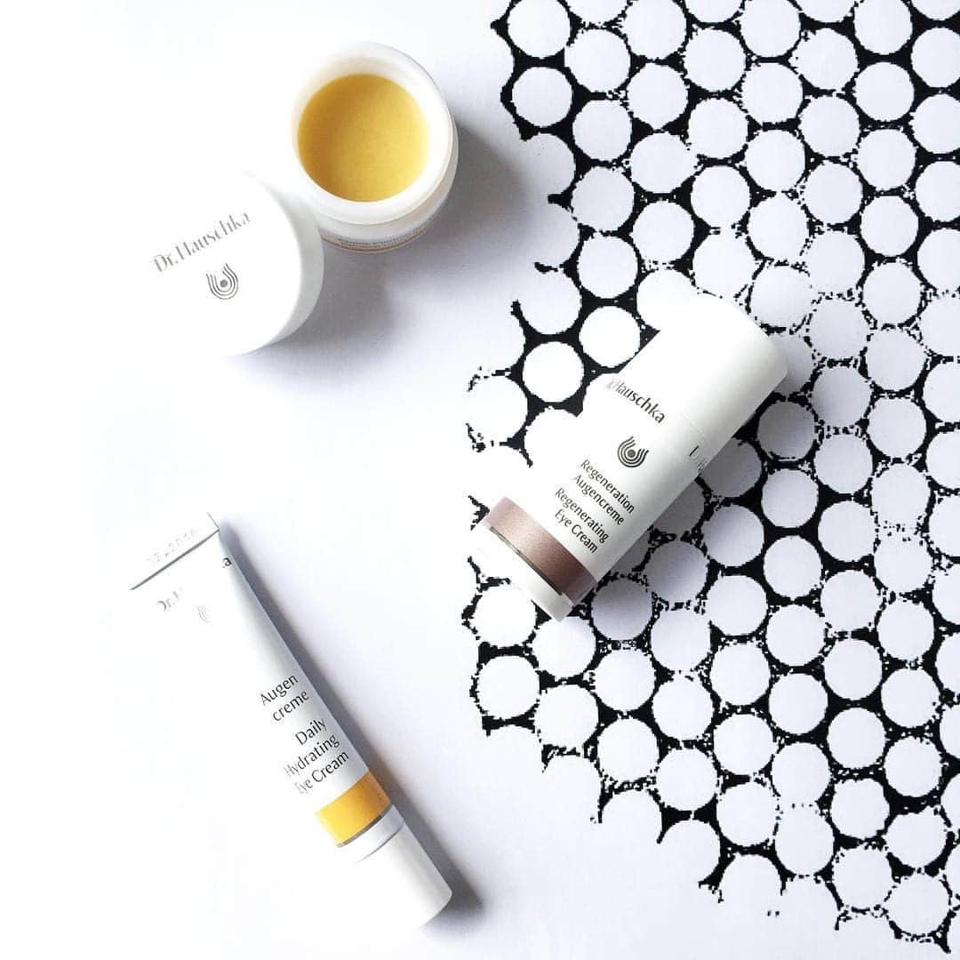 Dr. Hauschka Japan ドクターハウシュカのインスタグラム：「乾燥が気になりはじめる季節。⁠ 特に汗腺が少なく、皮膚が薄い目元は⁠ 日頃の紫外線やPCやスマートフォンからのブルーライトやアイメイクなどの刺激で酷使しがちです。⁠ 敏感な目元を守るケアを行いましょう。⁠ .⁠ .⁠ ミツロウたっぷりのアイバーム（上）、エイジングケアにおすすめのアイクリーム（中）、パイナップルエキスなどむくみケアにも使えるアイクリーム（下）⁠ お好みのテクスチャーやお悩みに合わせて選べる3種類です。⁠ ．⁠ .⁠ #ドクターハウシュカ#Drハウシュカ#オーガニックコスメ#敏感肌#敏感肌スキンケア#敏感肌でも安心#敏感肌でも使える#敏感肌用#敏感肌コスメ#オーガニック#オーガニックコスメ好きな人と繋がりたい#オーガニック好きな人と繋がりたい#オーガニック化粧品#オーガニックスキンケア#オーガニック女子#オーガニックライフ#ナチュラルコスメ#ナチュラルな暮らし#丁寧な暮らし#スキンケア難民#スキンケア大事#スキンケア#アイクリーム#サステナブル#サステナブルライフ#サステナビリティ#アイバーム#アイクリーム#目元ケア#アイケア」