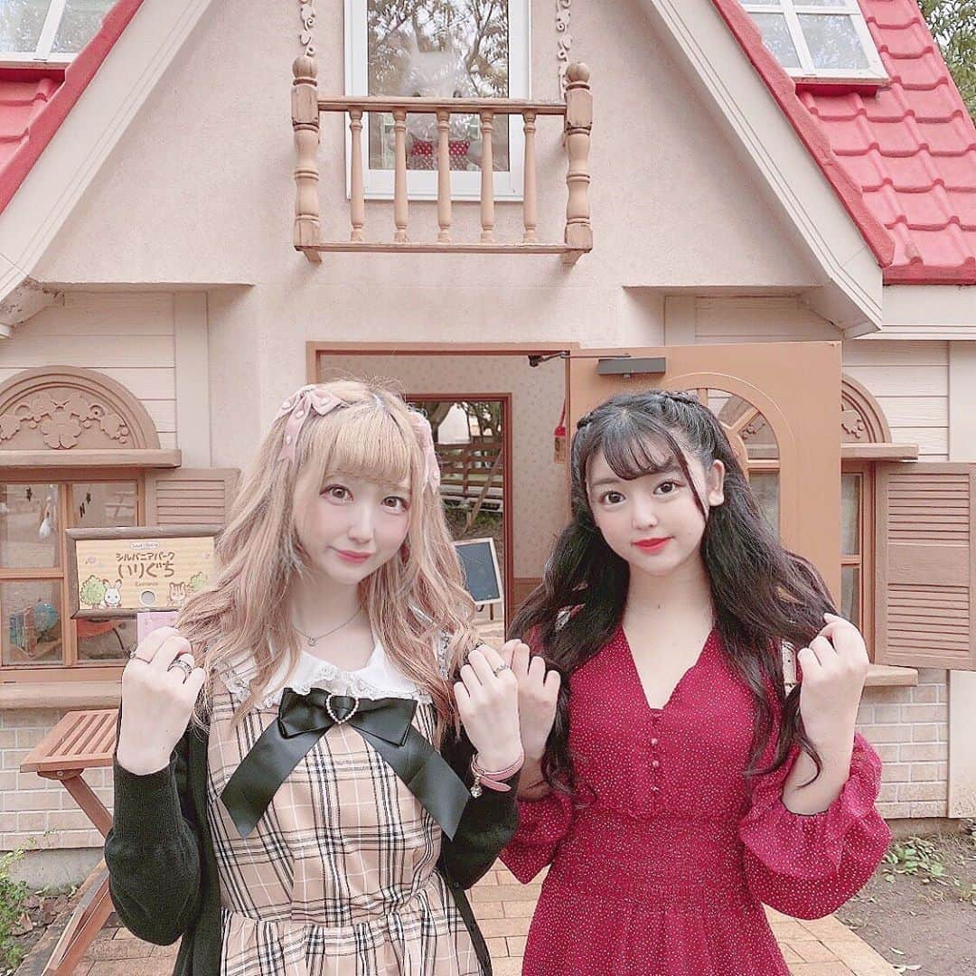 あいにゃんさんのインスタグラム写真 - (あいにゃんInstagram)「シルバニアパークの入り口のとこで🥰 * * #シルバニアパーク #シルバニアファミリー #シルバニア #イバライド #こもれびの森イバライド #赤い屋根の大きなお家 #茨城県 #sylvanianfamily #sylvanianfamilies #自撮り女子 #被写体 #メイド #コンカフェ #アイドル #キャバ嬢 #地雷メイク #ハイトーンカラー #ハーフツイン #ロリ #童顔 #ツインズ #双子 #美男美女と繋がりたい #お洒落さんと繋がりたい #animegirl #japanesegirl #maid #followforfollowback #いいね返し #フォローミー」10月7日 20時01分 - ainyan0310