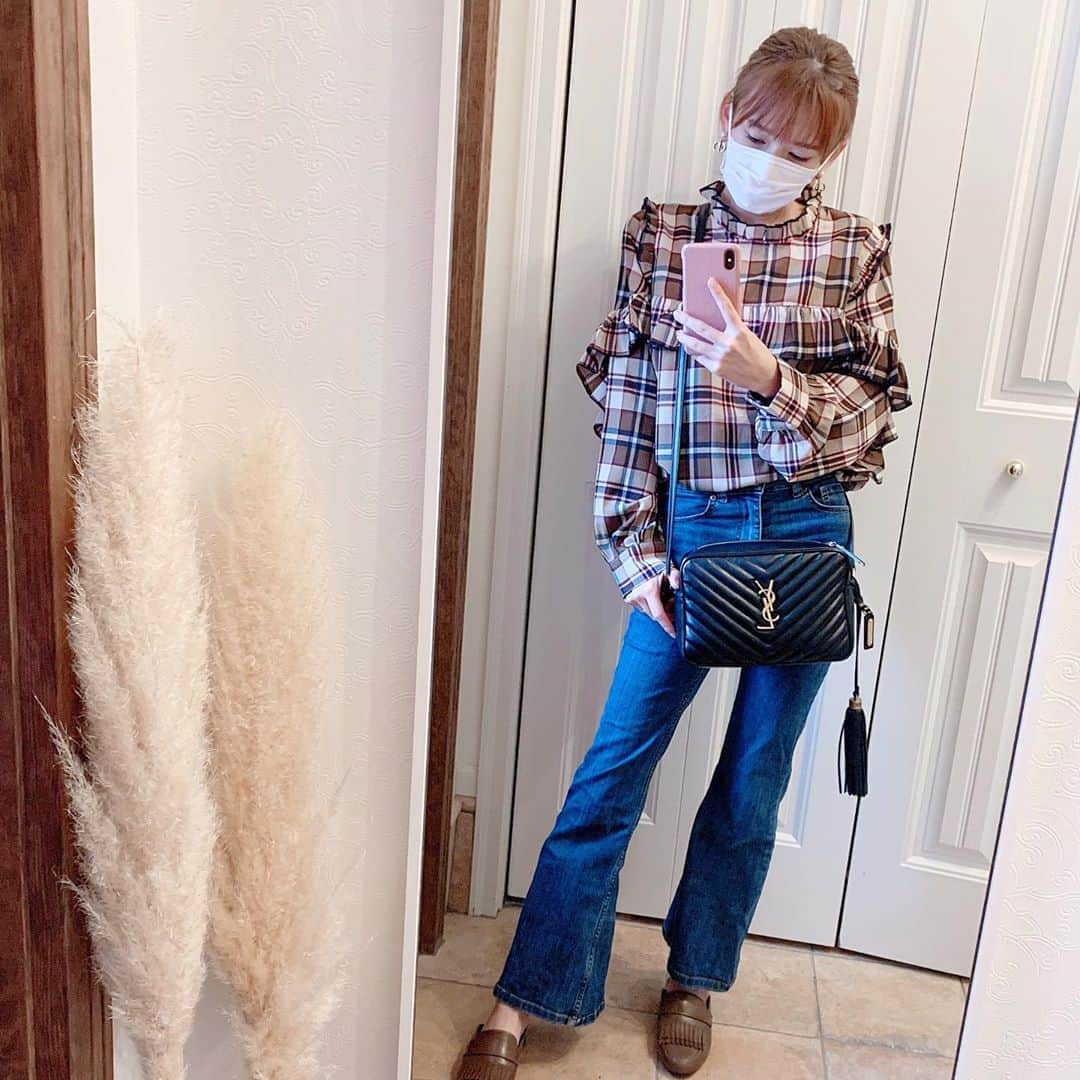 町田亜里香のインスタグラム：「〜2020.10.7〜 今日はトリミング✂️ 久々にLiveしながらメイク💄した𓂂𑀀 来てくれたみんなありがとうˎˊ˗ アガリズムのパワーすごすぎて 自分でもびっくりした‼️笑 メイクした上から、 ガッツリやったことなかったから😱 凄すぎた… 気になった方はハイライトみてね𖥣𖥣 ⠜ . . tops. @dholic_official  pants. @bershka  shoes. @kobe_lettuce  bag .  @ysl  . . 今日は秋🍂っぽくチェック柄ᝰ おしり引き締まったなぁ🤔 着圧スパッツ様々です🤍 . . #秋コーデ #チェック柄 #チェックシャツ #秋服コーデ #ママコーデ  #ママ #mama #サンローランバッグ  #サンローラン #プチプラ  #ベルシュカ #韓国服 #dholic  #dholicsnap #パンパスグラス」