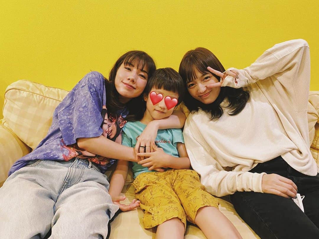 仲里依紗のインスタグラム：「. 今日のYouTubeは 川口春奈さまとコラボしたよ😘❤️ ヤンキー君とメガネちゃんの時のはんさんから全く変わってなく可愛くってピュアで懐かしい気持ちになった〜🥺💕 おばさん嬉しい😹💖 ぜひみてね🥰 @haruna_kawaguchi_official  . #息子がはんさんにデレデレ」
