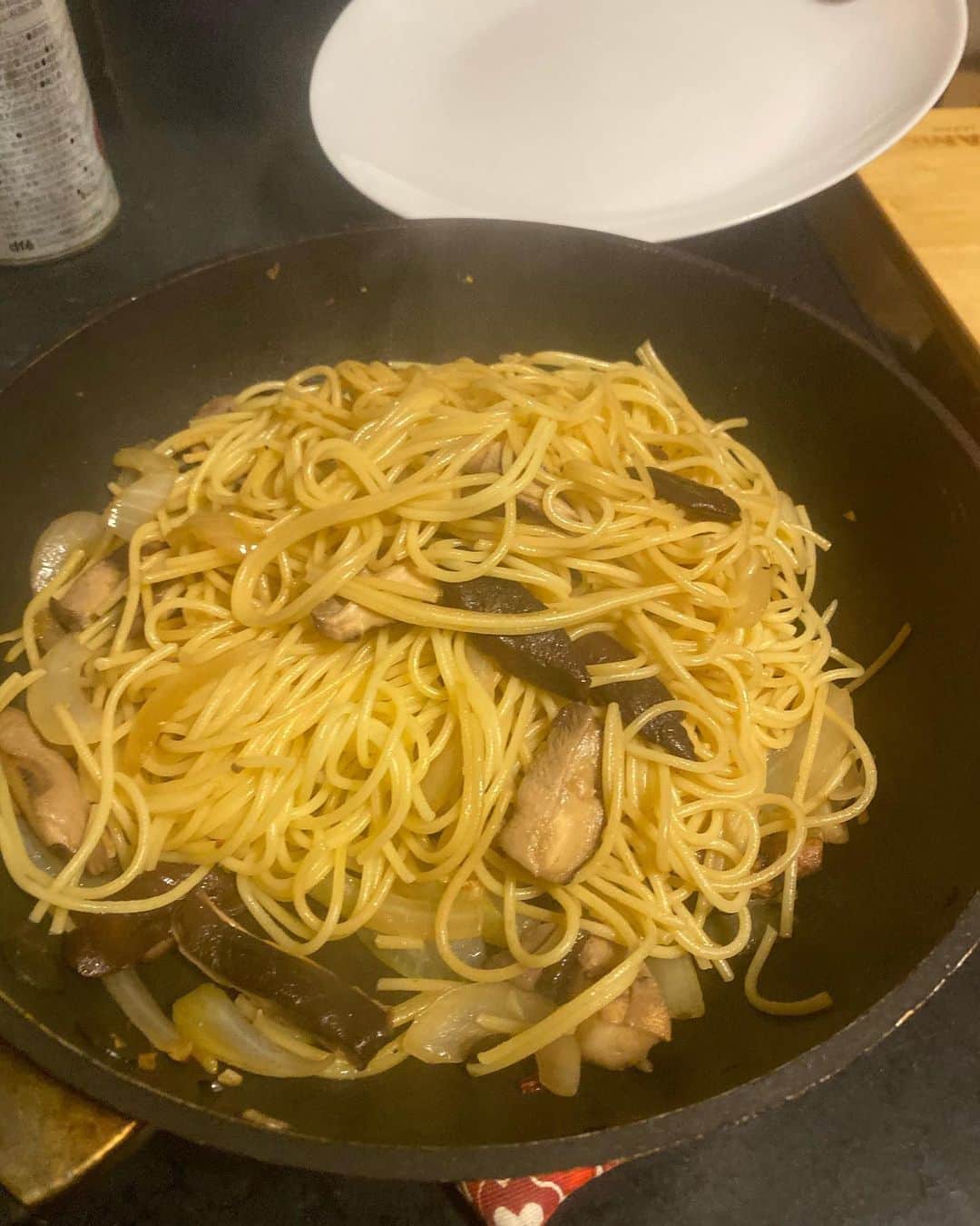 のインスタグラム：「#鍋敷き大好きな人と繋がりたい　#バター醤油唐辛子ニンニクココナッツタマネゴパスタ　#汚いパスタ」