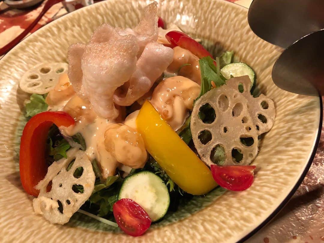 MAIさんのインスタグラム写真 - (MAIInstagram)「@seitennotsuki キャッツシアターが見える 特別席でディナー🍽  大井町駅　にある　居酒屋　晴天の月　様に お邪魔しました🍴  大井町駅西口を出て徒歩2分！ キャッツシアターが見えて 眺めもとても良いお席で  季節の旬な食材を使った、創作和食料理と 各地の様々な地酒がいただけます🍶  お造りの盛り合わせなど、 季節の新鮮なお魚がとてもたくさん！  今回いただいたのは 御通し　 だし巻き玉子 彩野菜の海老マヨサラダ 鯛のお刺身 和牛カルビの岩塩焼き 唐揚げ　　　　などなど、、、  いくつかご紹介すると、 だし巻き玉子は あったかくてふわふわ！ 味も最高でした！おうちで作りたい、、、  和牛カルビの岩塩焼きは 目の前で岩塩のプレートで焼けるので 焼けたあと、塩味がつくの！ 焼肉気分も味わえて最高でした🤎  どのお料理も あっさりとしていてとても美味しくいただけました。 また伺います🤎  #大井町　#大井町晴天の月　#晴天の月　#居酒屋　#ディナー　#大井町グルメ #大井町飲み　#日本酒　#純米酒 #お刺身　#和牛　#岩塩焼き　#出汁巻き卵 #唐揚げ　#おいしい　#おすすめ　#ウーミーpr #woomy #dinner #gurme #foodstagram #キャッツシアター　#劇団四季　#夜景　#東京タワー」10月7日 20時07分 - maimaiphotogram
