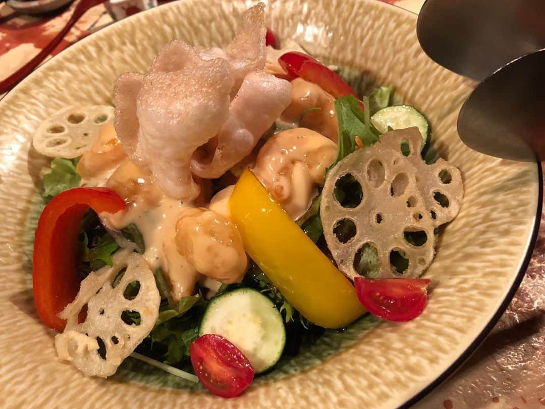 MAIさんのインスタグラム写真 - (MAIInstagram)「@seitennotsuki キャッツシアターが見える 特別席でディナー🍽  大井町駅　にある　居酒屋　晴天の月　様に お邪魔しました🍴  大井町駅西口を出て徒歩2分！ キャッツシアターが見えて 眺めもとても良いお席で  季節の旬な食材を使った、創作和食料理と 各地の様々な地酒がいただけます🍶  お造りの盛り合わせなど、 季節の新鮮なお魚がとてもたくさん！  今回いただいたのは 御通し　 だし巻き玉子 彩野菜の海老マヨサラダ 鯛のお刺身 和牛カルビの岩塩焼き 唐揚げ　　　　などなど、、、  いくつかご紹介すると、 だし巻き玉子は あったかくてふわふわ！ 味も最高でした！おうちで作りたい、、、  和牛カルビの岩塩焼きは 目の前で岩塩のプレートで焼けるので 焼けたあと、塩味がつくの！ 焼肉気分も味わえて最高でした🤎  どのお料理も あっさりとしていてとても美味しくいただけました。 また伺います🤎  #大井町　#大井町晴天の月　#晴天の月　#居酒屋　#ディナー　#大井町グルメ #大井町飲み　#日本酒　#純米酒 #お刺身　#和牛　#岩塩焼き　#出汁巻き卵 #唐揚げ　#おいしい　#おすすめ　#ウーミーpr #woomy #dinner #gurme #foodstagram #キャッツシアター　#劇団四季　#夜景　#東京タワー」10月7日 20時07分 - maimaiphotogram