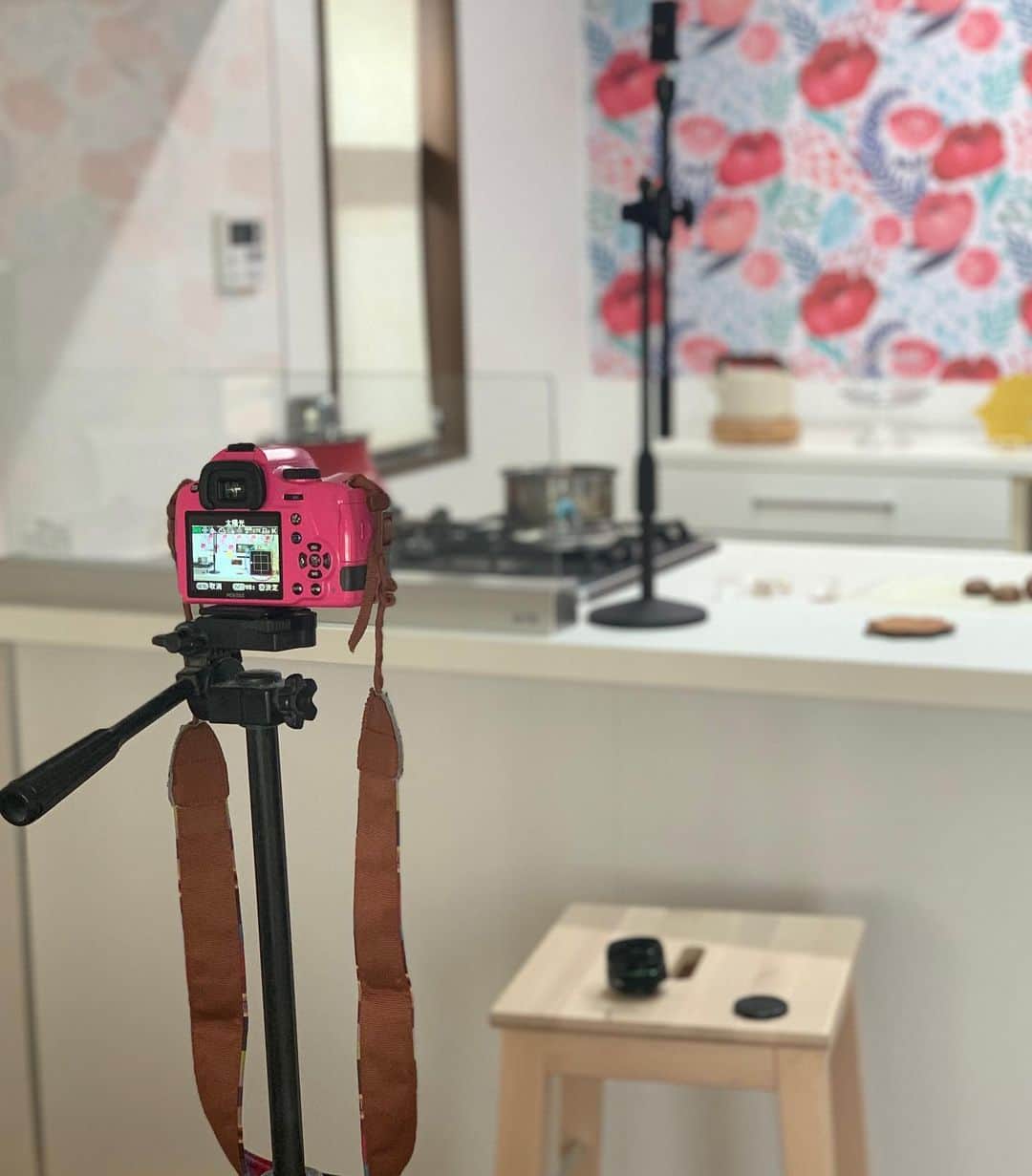maki ogawaさんのインスタグラム写真 - (maki ogawaInstagram)「キッチンの床張りが完了しました！ プロに貼っていただきました！ 3時間で終了ですって😳 さすが！  ところどころ古い部分も有りますが、 全体的に明るい色になったので 開放感、広く感じます。  キッチンの内側、外側にバースツールを 置いて、 カウンターでも食べられるように していますが、  この子たち(にゃんず)の距離の 近いこと😅😅  動画も撮りたいと練習していますが、 難しいですね。  小部屋風のキッチンの吊り戸棚、 壁を全て撤去し、 #クリナップキッチン  (オールステンレスです✨✨) を入れ、 花柄の壁紙を貼りました。  #クリナップステディア の収納の素晴らしさ。　 シンク下の収納に 圧力鍋、ダッチオーブン、コーヒーメーカー、 ホットプレートも入ってます。 さらにまだスペースがあるという。。✨✨  リフォームで一つだけ後悔があるとすれば、  花柄の壁紙、ケチらなければよかった！  冷蔵庫の裏も、ぜーんぶ花柄にすればよかった！  赤い花柄に飽きたらまた違うお花柄の　壁紙にしようと思います😆  #映えるキッチン #クリナップキッチン #クリナップステディア #キッチンステディア #キッチンインテリア #キッチンリフォーム #リフォーム事例 #台所改造 #キッチン壁紙 #花柄大好き #壁紙クロス #壁紙diy #壁紙かわいい @baeru_kitchen_by_cleanup @clio_cleanup」10月7日 20時12分 - cuteobento