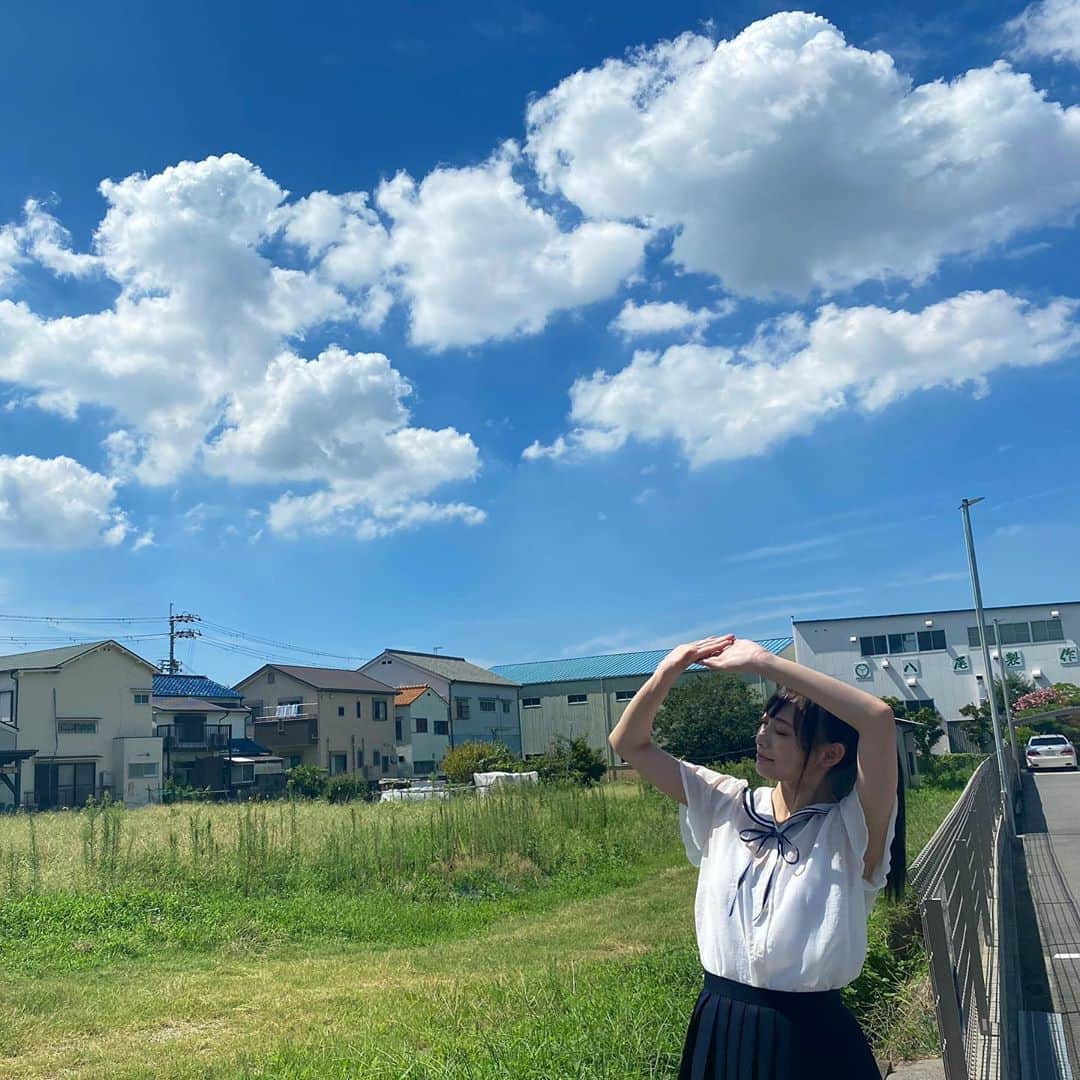 梅山恋和さんのインスタグラム写真 - (梅山恋和Instagram)「☁️  青い空と白い雲。  #青い空#雲#セーラー服 #ポニーテール#アイス #557#おもち映え」10月7日 20時12分 - cocona_umeyama