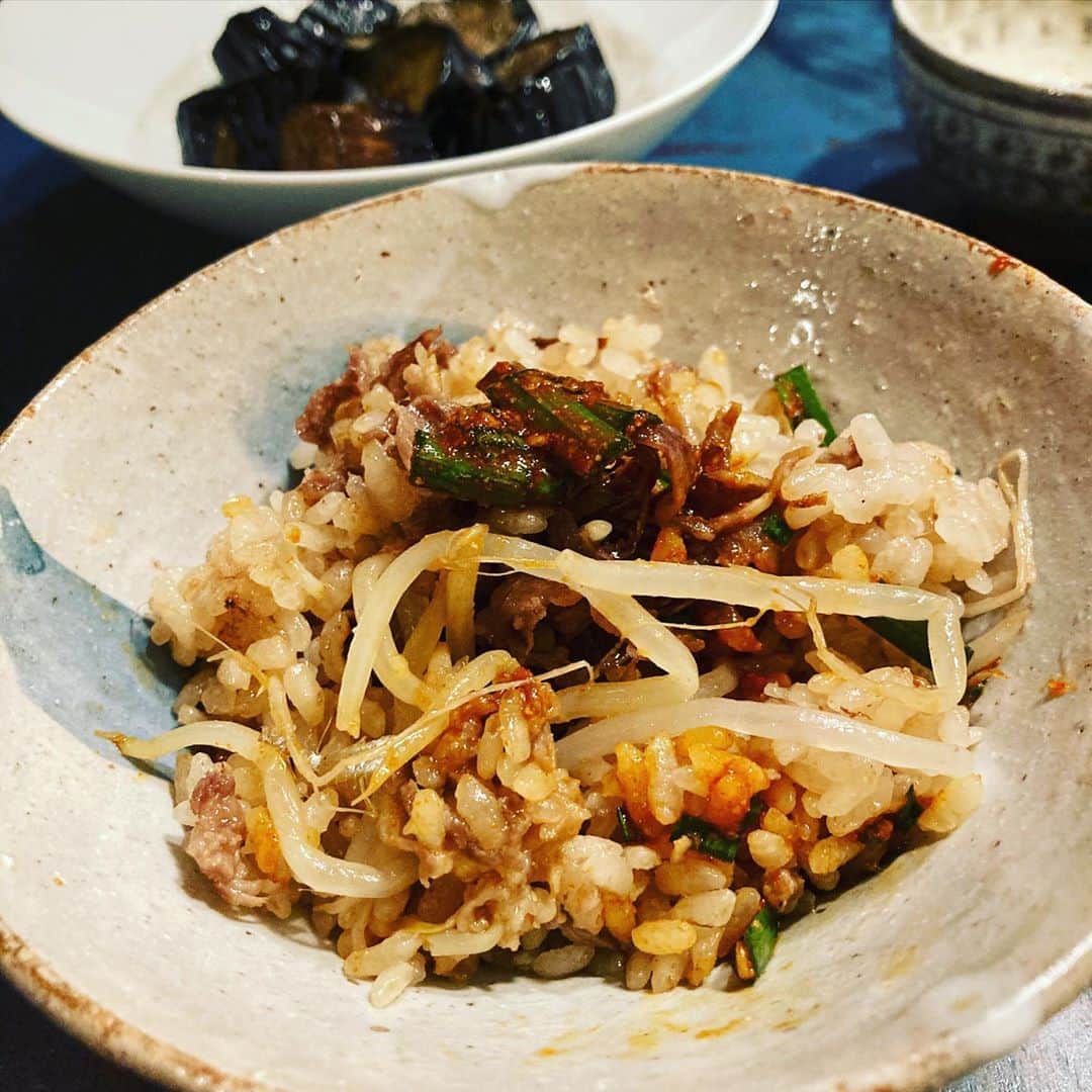 井上荒野のインスタグラム：「水曜日の夫作。コウケンテツさんレシピの、牛肉ともやしの炊き込みごはん。煮干しも入ってて(夫は煮干しきらいなのに(^_^;)…これはおいしかった！副菜もいろいろ。サラダは彼がテラスで育ててるピーマン入り。」
