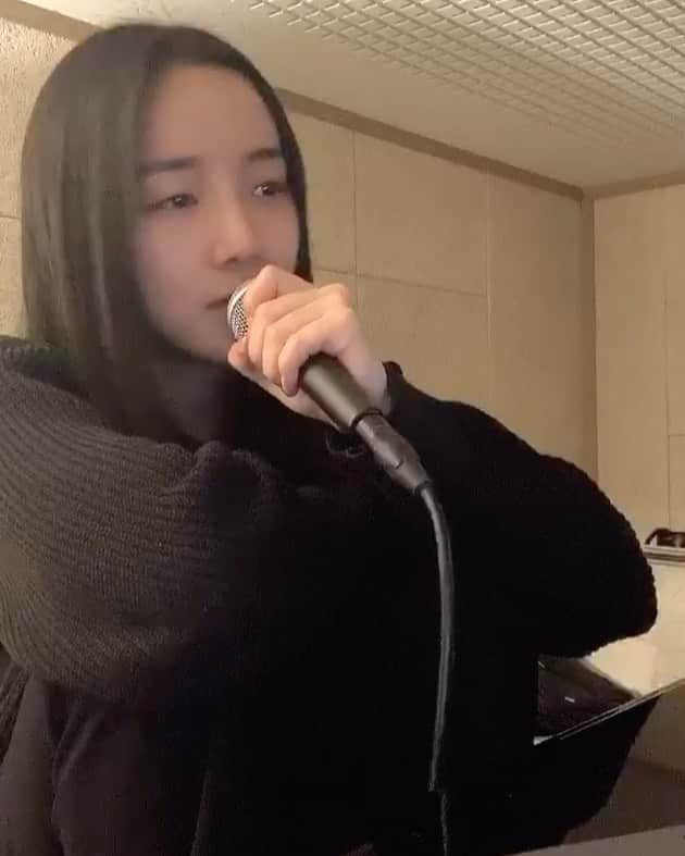 キム・ボヒョンのインスタグラム：「잠깐 쉬어가는 타임 🌙  #niia #hurtyoufirst」