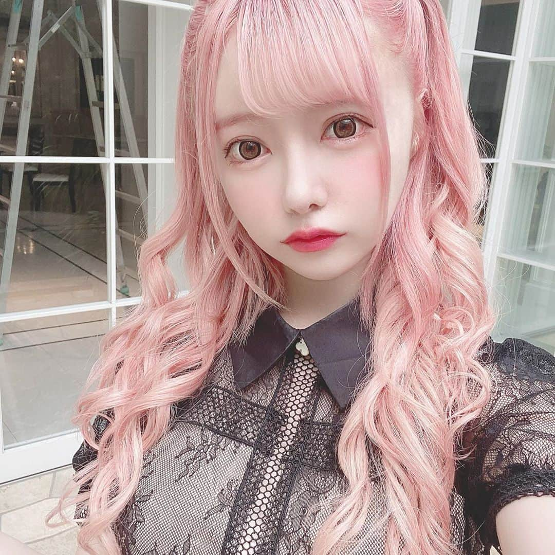 望月めるのインスタグラム：「無敵ピンク♡♡ ワンピースはるなちゃんから借りた · · · #ハーフツイン  #pink #pinkhair #ピンクヘア #ヘアメ #コンカフェ嬢 #좋아요 #팔로우 #오오티디 #머리스타그램#自撮り」