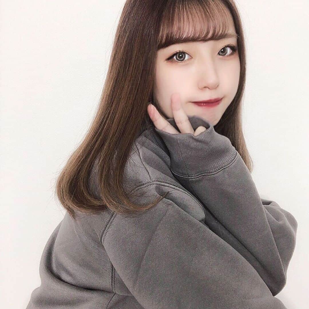 のインスタグラム：「. 久々にmercheのシャーベットグレー👀 やはりバチバチカラコン可愛い☺︎ . . candy dollの新しいリップ 色味かわいかったから また紹介しますι(｀･-･´)/💄 .  着てる服はGUのスウェット☁️ 間違えてメンズ買っちゃったけど 色味可愛くて買ってよかった！！ . . #メルシェ #merche #カラコン  #コーデ #今日のコーデ #今日の服 #code #ootd #スウェット #スウェットコーデ #GU #GRL #プチプラ #購入品」