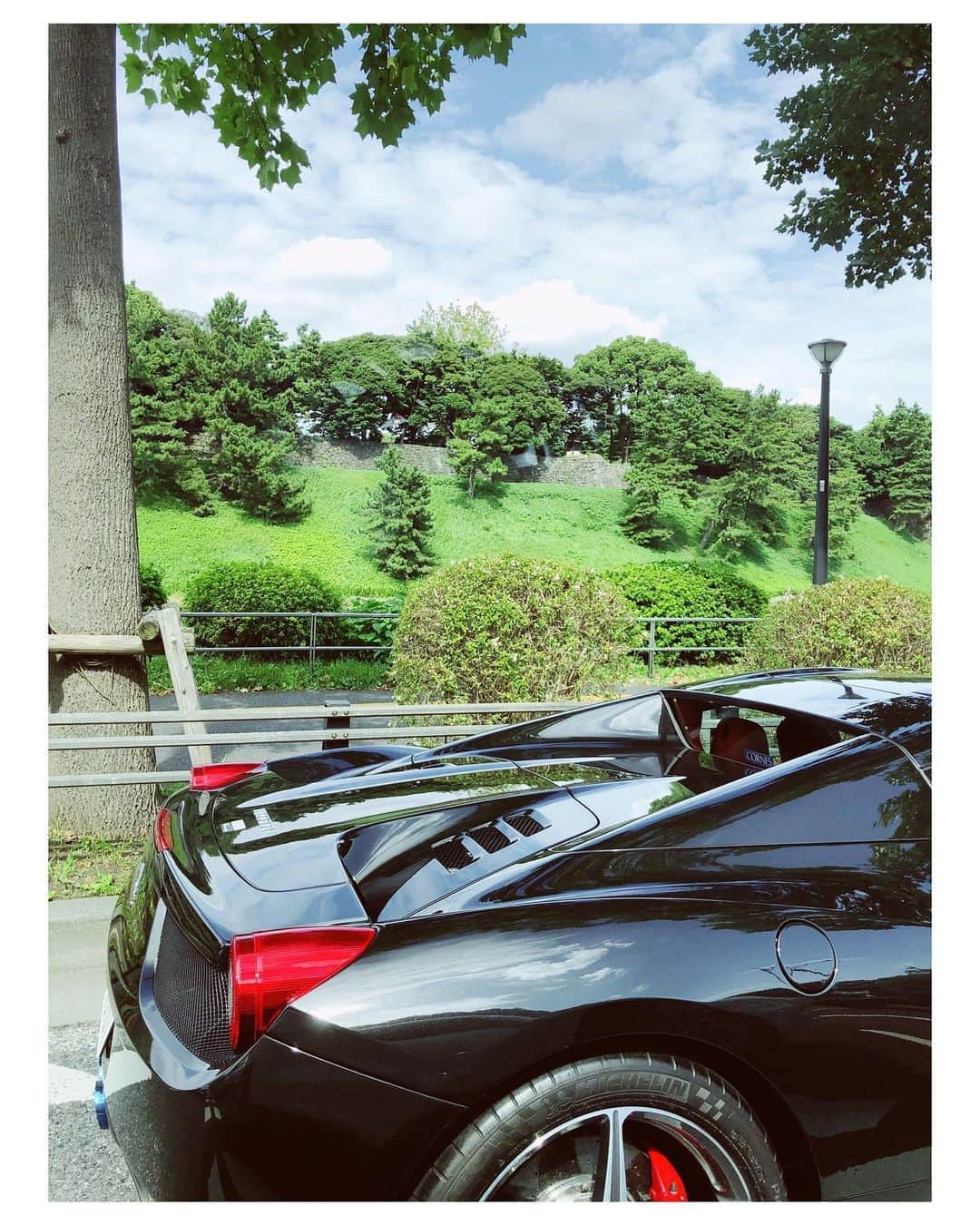 のインスタグラム：「皇居外苑 ドライブコース🏎 #ドライブデート#皇居ラン #デートスポット #千代田区 #オススメスポット #婚活#出会い#お見合い#結婚#結婚相談所#エムズブライダルジャパン🌺 #エムズブライダル🌈#フェラーリ」