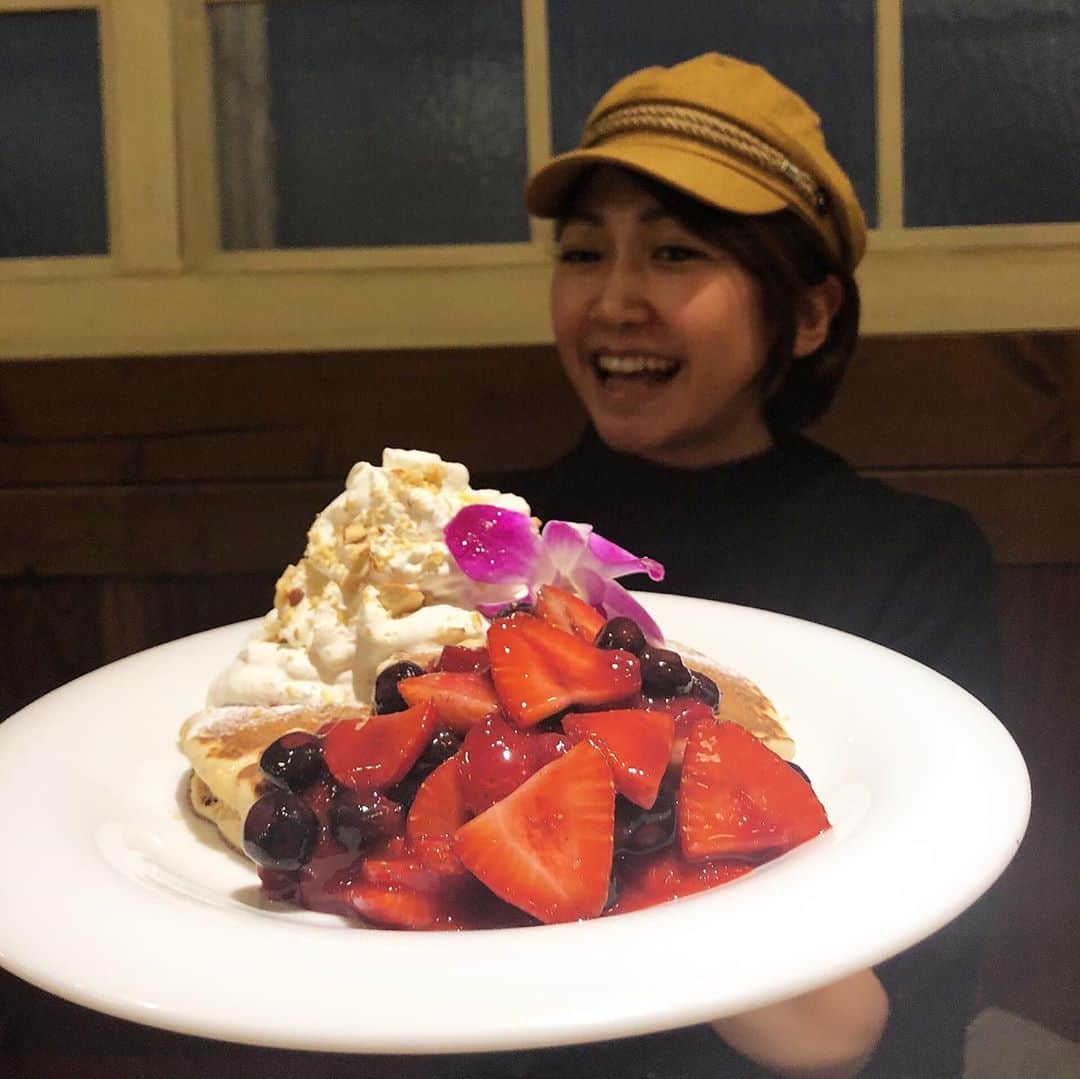 のインスタグラム：「. . 間でスイーツも挟んでだ🤣❤️ けどスンドゥブ以外は 半分こだから大丈夫👌なにが . 今更ながアロハテーブルの パンケーキ初めて食べた🤭✨ . たっぷりの生クリームは豆乳で ちょいヘルシーだしフルーツも たっぷりで美味しかった🤤❤️ . . #アロハテーブル #パンケーキ#豆乳クリーム  #中目黒カフェ#東京カフェ #カフェ巡り#スイーツ巡り  #中目黒#東京#こちえ #alohatable#pancakes  #sweetslover#yummy #followme#japanesegirl #tokyo#japan」