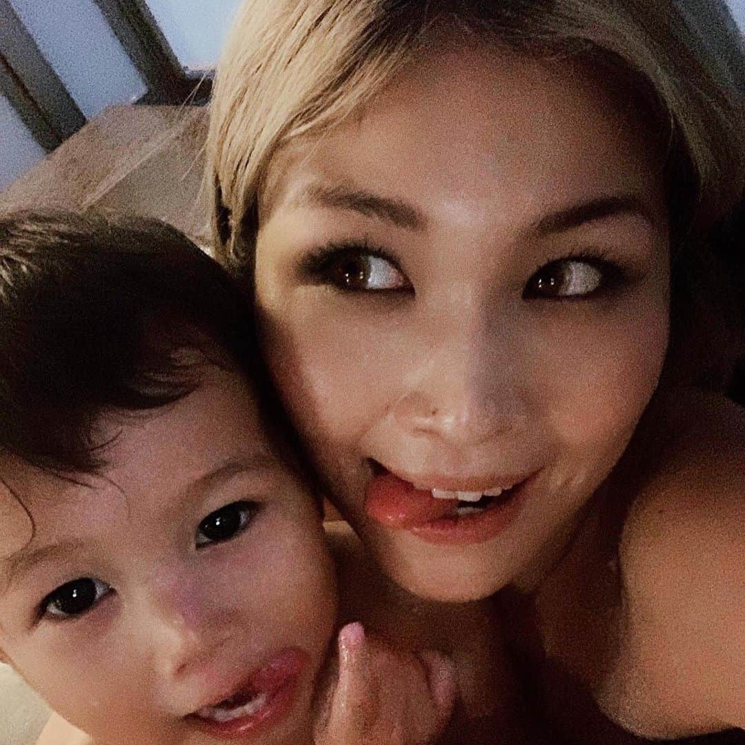 HARUKA MUTOのインスタグラム：「ほっこり露天風呂Time♨️♡  ひんやり寒い中で熱々の露天風呂。 たまりませんな〜。 舌出しポーズが最近お気に入りのヒマリさん👅🌻  ひまが寝た後には月を見ながらの1人露天風呂で 贅沢時間✨🍸 芯からあったまってポッカポカの肌ツルンで眠りについたとさ。 #lovemyfamily #familytime  #gotoトラベル #箱根旅行」