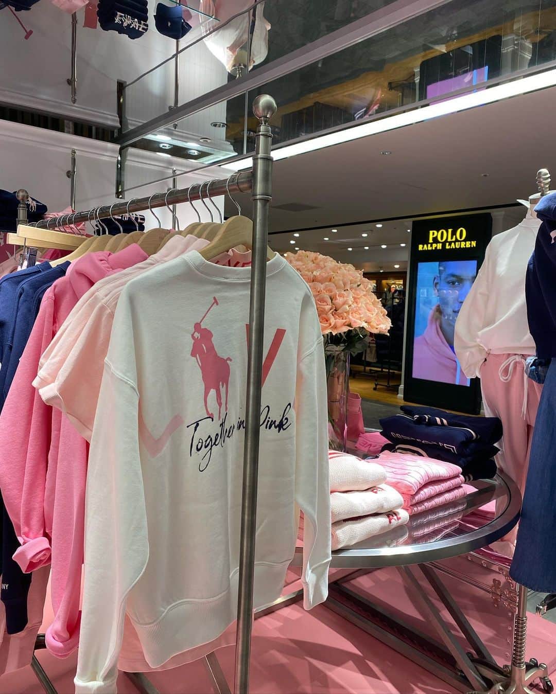 鈴木詩織さんのインスタグラム写真 - (鈴木詩織Instagram)「@_____sari とRalph Laurenへ♡ 私たちが着ているニットとキャップもPink Ponyのもの🐎 . ラルフローレンではがん対策のための世界的活動でPink Ponyキャンペーンが行われています。今年で20年目を迎える素晴らしい活動。 Pink Pony Tシャツは売上から購入価格の100%、Pink Ponyコレクションアイテムは売上から購入価格25%が、がん撲滅活動に寄付されています🙏🏾 . POP UP STOREが西武池袋で20日まで開催されていて、21日からは福岡岩田屋で開催するそうです♡ . ピンクポニーシリーズ、ほんとにかわいいアイテムばかりでした❣️30代になったので自分のカラダを大切にきちんと癌検診をしようと改めて思います😌 . . . . @poloralphlauren #pinkpony#ポロラルフローレン#polostyle#ピンクポニー」10月7日 20時33分 - shiorin0802suzuki