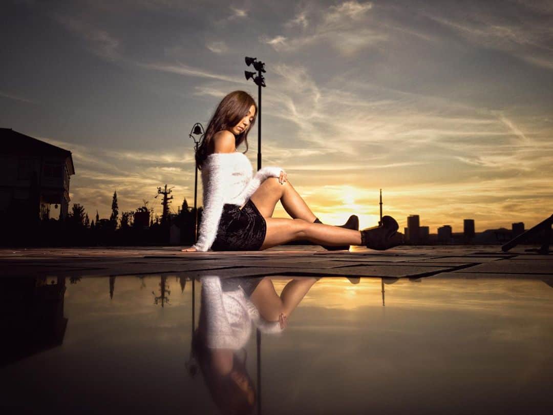 イルコ光の魔術師のインスタグラム：「iPhone 8で撮影❗️写メです‼️iPhoneだけで撮ってる写真アップしてるアカウントもあるよ👉　@ilkomobile ぜひフォローよろしくね‼️右からストロボ1灯使ってます！. . Model: @sena_eri_sumika . . 新しい @ilkomobile アカウントにiPhoneで撮ってるポートレートもアップしますよ！いい光があればカメラ&レンズはなんでもいいと思います . . #ストロビスト #ポートレート #昭和記念公園 #コスモス #iPhone #instagramjapan #iphone8 #東京カメラ部 #ig_today #igersjp #tokyocameraclub #instalike #instagramhub #team_jp_ #vscogoodshot #marvelshots #night_portrait #portrait_perfection #iphonephotography #イルコ #光の魔術師 #lasvegas #instagramhub #カメラ女子 #iphoneography  #lovers_nippon #ファインダー越しの私の世界 #写真好きな人と繋がりたい #portrait」