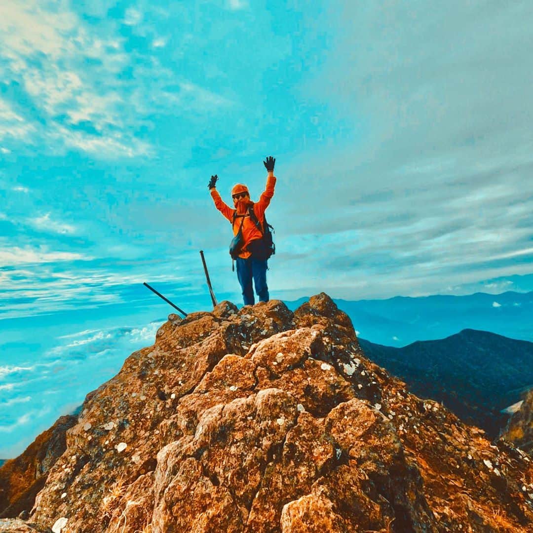 ダイスケのインスタグラム：「八ヶ岳の主峰「赤岳」⛰ 1泊2日の秋登山でした。 ごちそうやま🙏🏼  行者小屋から見上げる赤岳がとにかくカッコよく、ブコツで猛々しかった。 ビジュアル的にかなり好きな山だった⛰  今回はのんびりコースだったので、 次回はお隣り中岳、阿弥陀も一緒にいただきたし。  1日目 八ヶ岳山荘→北沢ルート→ 赤岳鉱泉→行者小屋(テント場)  2日目 行者小屋→地蔵尾根→赤岳山頂→ 文三郎→行者小屋→南沢ルート→八ヶ岳山荘(風呂)  #montbell のステラリッジ三型を借りたけどだいぶ快適だった。 あとは#グリベル のメットや#マーモット の登山用ハットデビューでした🌱  #赤岳 #行者小屋  #trekking #japanesemountain  #登山 #八ヶ岳  #ちなみに八ヶ岳山荘ではモンベル会員だと300円で風呂にはいれます ♨️」