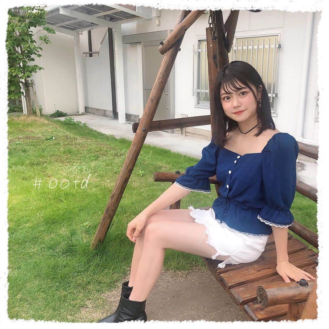 のインスタグラム：「． ． ばんくま🧸🎀 ． ． ある日の #くまっこーで ‎‪𓍯 ‬ トップス → @moyumoyu_official さん スカート → @chuu_5kgjeans さん ． デコルテ部分が空いてるどストライクなトップスをGETしました🤤🍒 シンプルな色味で合わせて大人っぽくしてみました！ もうすぐ長袖の季節だ〜〜！！！🐇🤍 ． ． ． いつもいいね＆コメントありがとうございます🧸🎀 ． ． #まりくま #まりくま進化計画 #Popteen #手書き加工 #手書き #ljk #jk #jkブランド #今日のコーデ #コーデ紹介 #moyu🍒moyu #もゆ🍒こーで #moyumoyu #chuu #ブランコ」