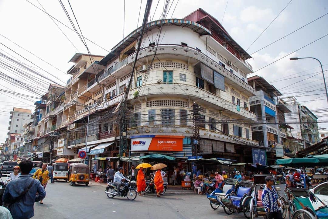 Shunsuke Miyatakeのインスタグラム：「Phnom Penh Vibes with classic building, monks, wires, cyclos, and some TukTuks」