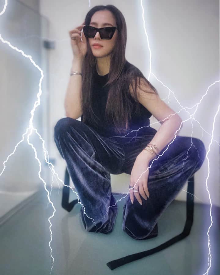 アリッサのインスタグラム：「asian squat (in heels)⚡️⚡️⚡️ // deetz: @arissa.cheo x」