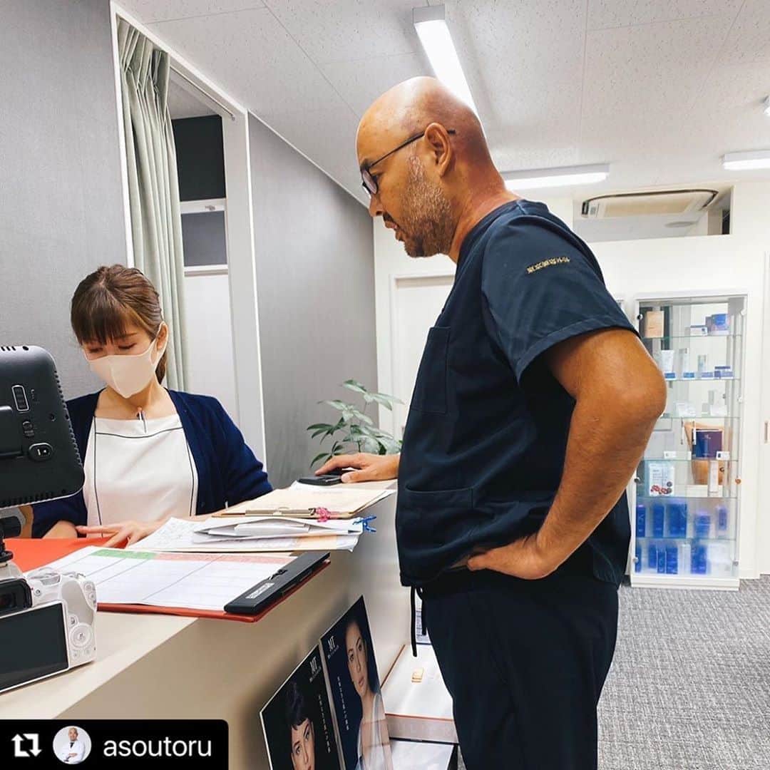 東京美容外科公式のインスタグラム：「#Repost @asoutoru with @make_repost ・・・ 予約チェック！前日までの予約と当日予定が異なったり、たまにお昼ご飯食べるタイミングなくすことあるんで、食べれる時に食べるようにしてます。  ご相談は @asoutoru のプロフィールリンクから  ご予約お待ちしております🩺 . . . . 📞お問い合わせはこちら💁🏼‍♀️ 詳しくはプロフィールのURLから公式サイトへ. ▼フリーダイヤル 0120-658-958 （コールセンター受付時間：9：00～21：00） ▼LINE予約 @ tkc110 ========================= #東京美容外科#美容整形#整形#美活#美容#美容外科#特別外来#他院修正#鼻#豊胸#スーパープラセンタ#プラセンタ#エイジング#美白#美肌#二日酔い」