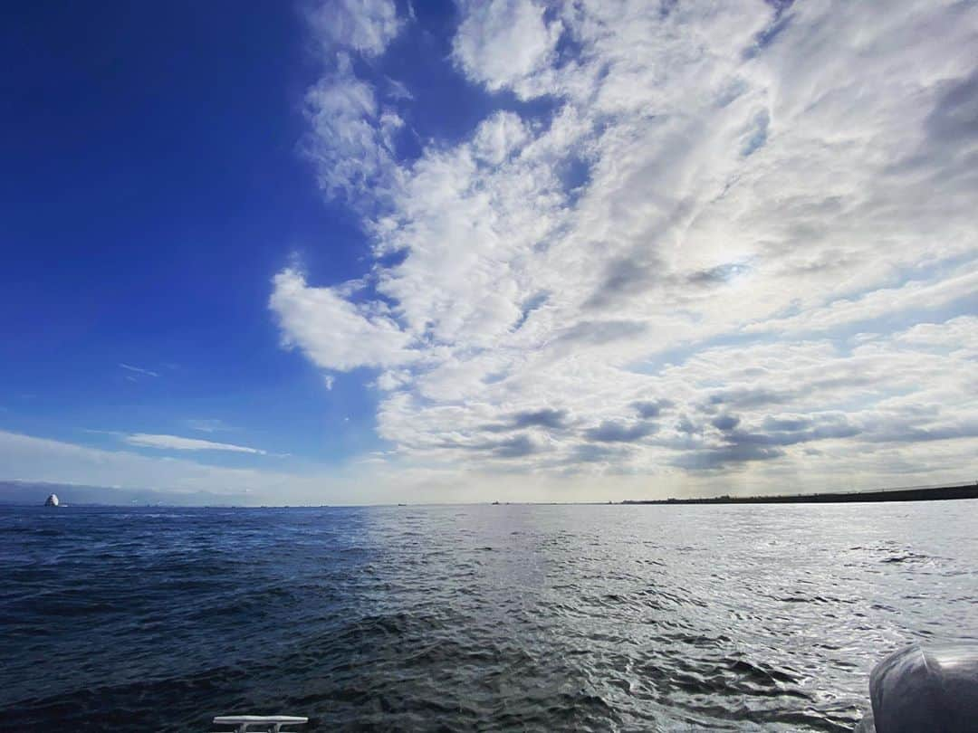 奥家沙枝子のインスタグラム：「秋の空+東京湾 先日のクルージングは晴れ間も出て快適💙 . それに比べて今週末は台風だなんて辛み。。 ハロウィンBBQしたいよう🎃 . .  #boat #boatlife #tokyo #bay #goodday #yamaha #summer #cruise #cruising #ship #captain #ボート#クルーザー#ジェット#夏休み#浦安#東京湾#海#川#釣り#シースタイル#クルージング#うみほたる#木更津#横浜#船#보트」