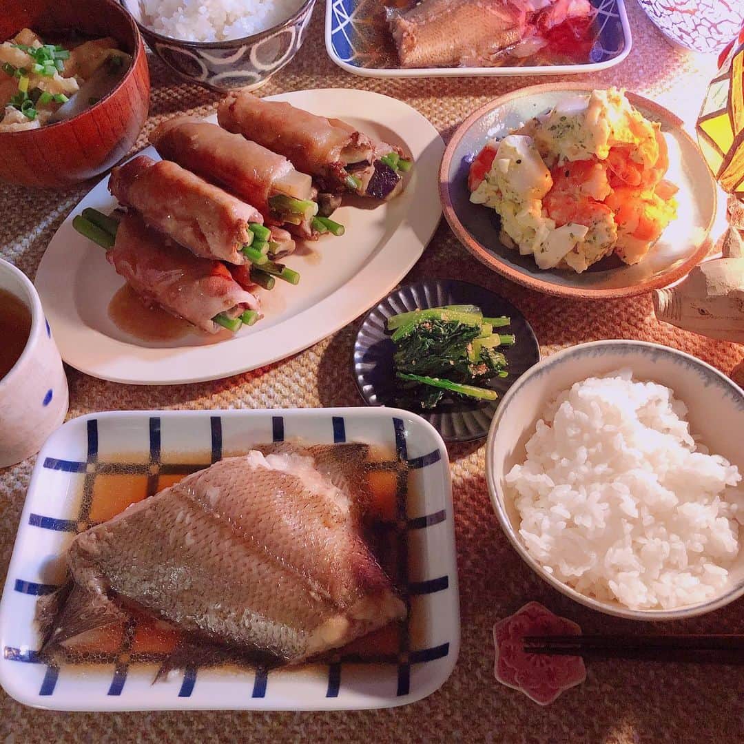 kaoringoのインスタグラム：「アブラカレイ、煮込みすぎたー！ やわらかい通り越して、消えた・・・  アブラカレイの煮付け(崩壊) 野菜の肉巻き 海老と里芋のあおのりサラダ 小松菜の胡麻和え 揚げと大根の味噌汁」