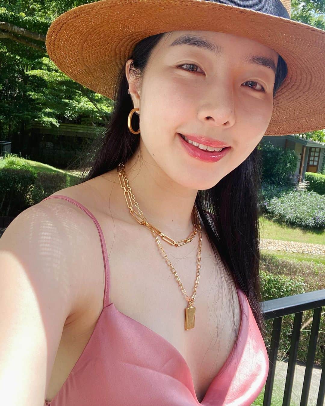 GYEON SEOのインスタグラム：「_* no makeup won’t bother 🧡 . . #queengsnap」