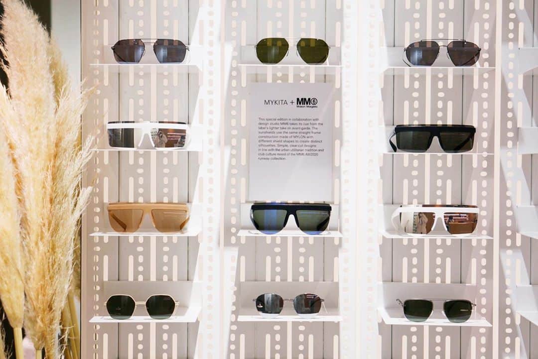 のインスタグラム：「MYKITA + MM6 Maison Margiela Special Edition MYKITAとMM6のコラボレーションモデル、MMCIRCLE001とMMCIRCLE002がShop Tokyoに入荷しました。 オーバーサイズながらも軽く、3Dプリンターの技術を駆使したユニークなデザインです。 Presenting MMCIRCLE001 & MMCIRCLE002 in Black and the Dark Grey Solid lens shield.  Oversized yet ultra lightweight, the models showcase the unique possibilities of the MYLON material and 3D manufacturing technology.  Available now in Shop Tokyo. __  #mykita #mykitamaisonmargiela #mm6maisonmargiela #handcrafthightech」