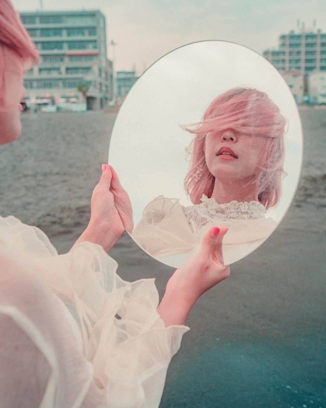 のインスタグラム：「Selfless  ㅤㅤㅤㅤㅤㅤㅤㅤㅤㅤㅤㅤㅤ ㅤㅤㅤㅤㅤㅤㅤㅤㅤㅤㅤㅤㅤ 自分の中に見える自分は 人から見たときに どう見えてるのかな？ ㅤㅤㅤㅤㅤㅤㅤㅤㅤㅤㅤㅤㅤ ㅤㅤㅤㅤㅤㅤㅤㅤㅤㅤㅤㅤㅤ  #xpro3  #4sb_fujifilmx」
