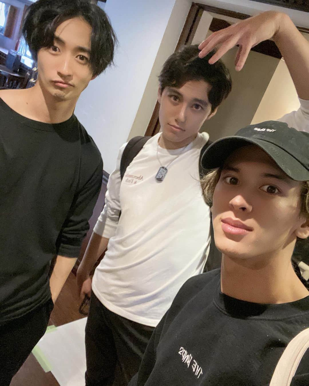 才川コージのインスタグラム：「撮影の合間は英語で喋りだすBad guys. 俺もちゃんと喋れるように勉強だ！  #仮面ライダーセイバー #2人とも教えてください #我々3人とも #ハーフ」