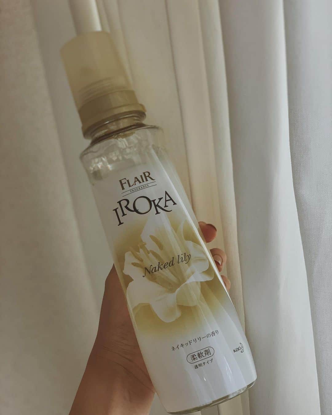 伊地知朋子さんのインスタグラム写真 - (伊地知朋子Instagram)「花王様からフレア フレグランス(@flairfragrance)IROKAを頂き今使わせて頂いてます♡﻿﻿ 柔軟剤の香りは、着るときはもちろん、毎日のルーティンであるお洗濯時間の気分を左右するから結構重要だったりする。﻿﻿ IROKAには香水にもよく使われるアンバーとムスクが調香されているので、上質な香りで強すぎず優しく香ってくれて、取り込んだときバスタオルに顔埋めたくなります💭﻿﻿  ネイキッドリリー/シアーブロッサムどちらも甲乙つけ難いくらい良い香りだけどどちらかというと、ネイキッドリリー派♡﻿﻿ 柔らかくて透明感がある香りです。﻿﻿ この香りを纏って景色が綺麗なカフェやお宿でのんびりしたいな🌿﻿ _____﻿﻿ #IROKA ﻿﻿ #フレアフレグランス﻿﻿ #透明柔軟剤﻿﻿ #プレミアム柔軟剤﻿﻿ #透明感﻿﻿ #IROKA_pr」10月7日 20時39分 - tomoko_urbanbobby