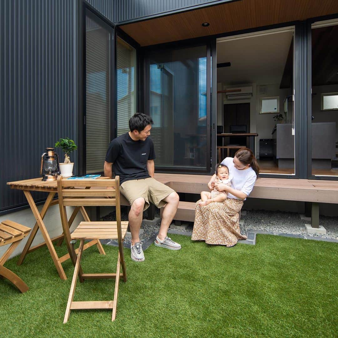 ルポハウス一級建築士事務所さんのインスタグラム写真 - (ルポハウス一級建築士事務所Instagram)「・ ・ ・ アウトドア気分が楽しめる、裸足も気持ちいい芝生の中庭。 ・ ウッドデッキで中と外をつなぎ、家族の時間を深めます。 ・ ・ ・ 𓐌𓐌𓐌𓐌𓐌𓐌𓐌𓐌𓐌𓐌𓐌𓐌𓐌𓐌𓐌𓐌𓐌𓐌  ルポハウスの施工事例はこちらまで☞ @reposhouse  𓐌𓐌𓐌𓐌𓐌𓐌𓐌𓐌𓐌𓐌𓐌𓐌𓐌𓐌𓐌𓐌𓐌𓐌 #ルポハウス は#ちょっとかっこいい家 を"友人のために" という思いでつくっています。 一生に一度の#マイホーム。 「あなたにしかできない」×「ルポハウスだからできる」で、 私たちだけの#家づくり を思いっきり楽しんでみませんか？！ ・ ・ ・ #住宅 #注文住宅 #新築一戸建て #デザイナーズ住宅  #一級建築士事務所 #設計事務所  #滋賀で家づくり #ガーデンインテリア #ウッドデッキ」10月7日 20時43分 - reposhouse