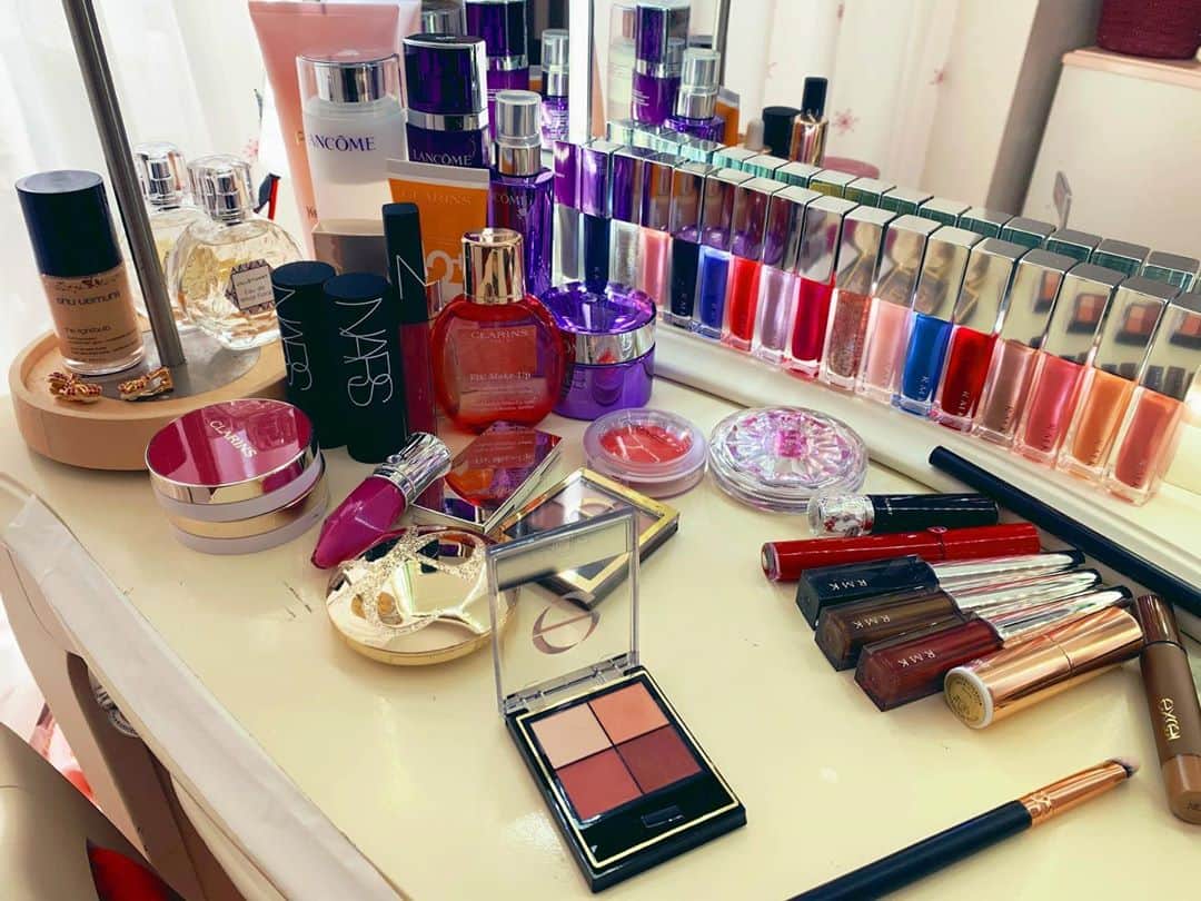 のインスタグラム：「・ #だから私はメイクする  いよいよあと4時間とちょっと😆💞 ・ これこんな風に、ドラマには 実在するコスメがたくさん登場するんです💄💋 あなたが使ってたコスメも ドラマに登場してるかも🥰🦋 ・ こんなコスメが並んでるお家、 羨ましいなぁ😫😫😫💕 ・ 今夜24:58から、 是非、お見逃しなく🥰❤️」
