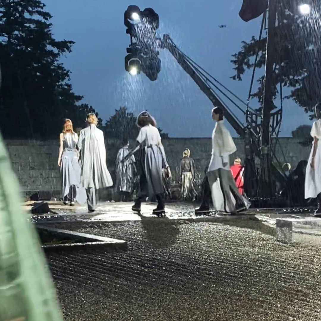 YOONさんのインスタグラム写真 - (YOONInstagram)「Out here at @sacaiofficial show at #enouraobservatory, getting wet and vibing to Sade 🖤 . #sacai #rain #sade #wetlook #kissoflife」10月7日 20時45分 - yoon_ambush