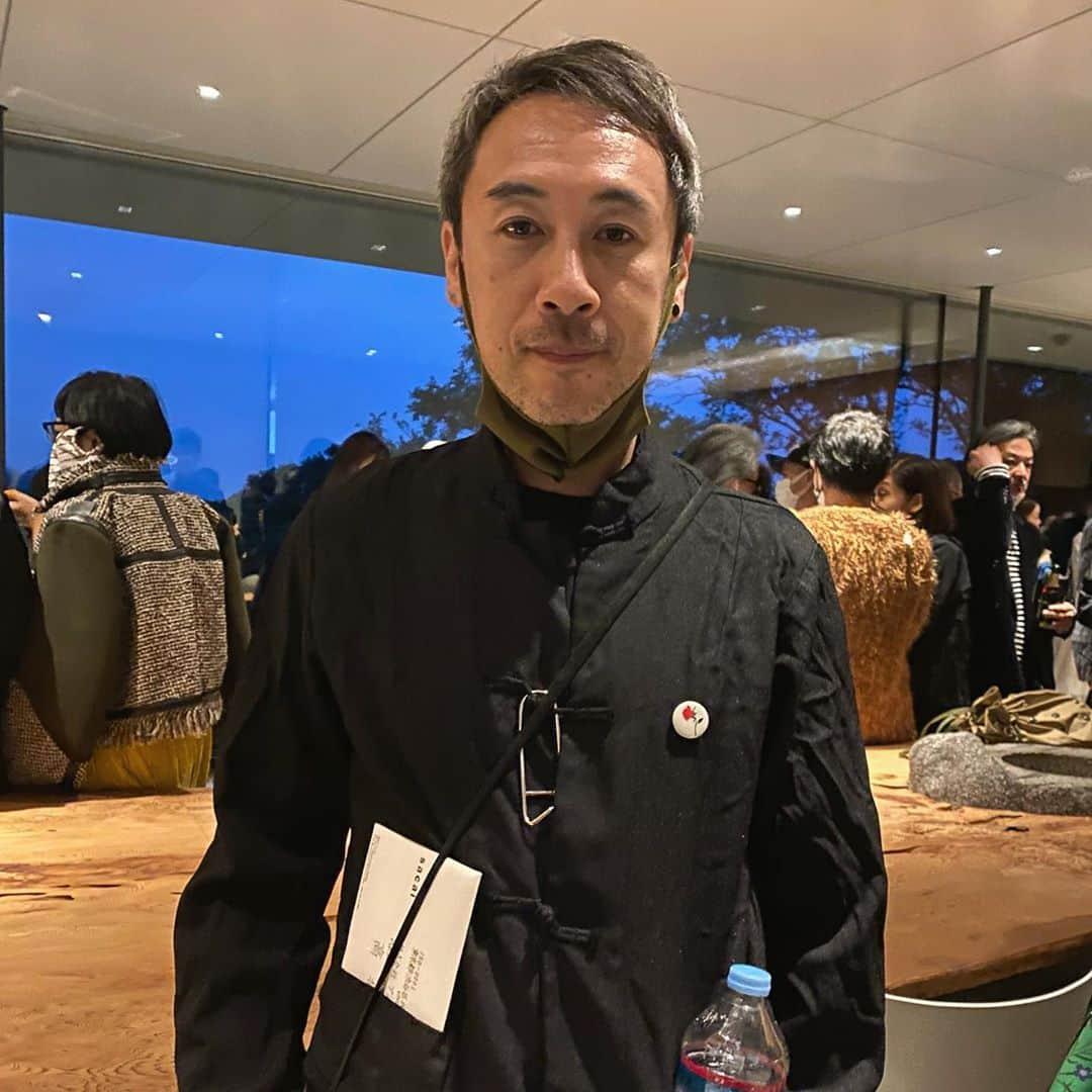 YOONさんのインスタグラム写真 - (YOONInstagram)「Out here at @sacaiofficial show at #enouraobservatory, getting wet and vibing to Sade 🖤 . #sacai #rain #sade #wetlook #kissoflife」10月7日 20時45分 - yoon_ambush