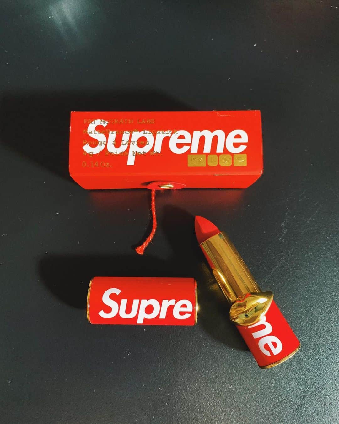 榊原伶奈のインスタグラム：「秋は赤メイク💄 #パットマクグラス #patmcgrathlabslipstick  #supreme #シュプリーム #口紅 #コスメ #赤リップ  #赤メイク」
