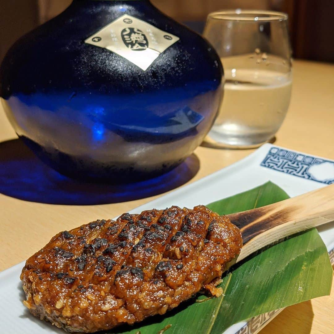 大見さなえさんのインスタグラム写真 - (大見さなえInstagram)「八海山白雲すき焼き鍋😍🍲﻿ 『#越後酒房八海山 浜松町本店 』﻿ 新潟名物が堪能できる居酒屋さん✨﻿ ﻿ 日本酒で有名な八海山公認のお店で﻿ 八海山のお酒、焼酎、梅酒など地酒が豊富😋🍶﻿ ﻿ 食べておきたい名物は﻿ 【八海山白雲すき焼き鍋】﻿ 標高1778mの八海山をイメージ🏔﻿ インパクトありインスタに映える🙆‍♀️📸﻿ ﻿ "八海山"は北海道産大沼牛、"白雲"はメレンゲ﻿ 中にはたっぷり野菜！割下と玉子に絡めていただきます☺️﻿ ﻿ お肉にしっかり甘めの出汁が染みてて、﻿ メレンゲはふわふわのまま！☁️﻿ 口に入れるとシュクッと消える食感も面白い！✨﻿ こんなふわふわなお風呂があったら浸かりたい☺️♨️﻿ ﻿ そしてお刺身にも新潟のこだわりが✨﻿ •目利きが厳選した本日の小田原鮮魚の盛り合わせ 5種﻿ その中に"八海山サーモン"というお刺身を発見🐟﻿ ﻿ 八海山の冷たく綺麗な一番水のみを使い、低水温で時間をかけているそう。﻿ さわやかな甘い脂がたまらん🤤🐟﻿ ﻿ 他にも﻿ •和牛炙り寿司 ﻿ •栃木　尾揚げ(味噌)﻿ •へぎ蕎麦　大中小から選べます﻿ ﻿ •イカの塩辛﻿ •八海山に合う焼き味噌﻿ このあたりは日本酒でちびちびいくのに最高🤤🍶﻿ ﻿ 【新潟のお酒】﻿ •猿倉山ビール醸造所﻿ RYDEEN BEER  PILSNER🍺﻿ •八海山　金剛心 純米大吟醸　﻿ •八海山　大吟醸🍶﻿ ﻿ 個室が沢山ありお子様連れも可！﻿ 色んなシーンで利用しやすい👨‍👩‍👧﻿ お酒好きの友達とつまなみながら飲み比べしたいお店☺️﻿ ﻿ お酒好きは要チェック😎🍶﻿ ﻿ ーーーーーーーーーーーーーーー﻿ ﻿ エリア  浜松町駅より徒歩2分﻿ 大門駅より徒歩1分﻿ ☎︎ 050-5868-9660﻿ ﻿ 営業時間﻿ 16:00～24:00（L.O.23:00）﻿ 日曜営業﻿ 定休日　不定休﻿ 予算 4000円〜5000円﻿ ﻿ #八海山 #八海山白雲すき焼き鍋﻿ #八海山浜松町﻿」10月7日 20時57分 - tabe_megumi