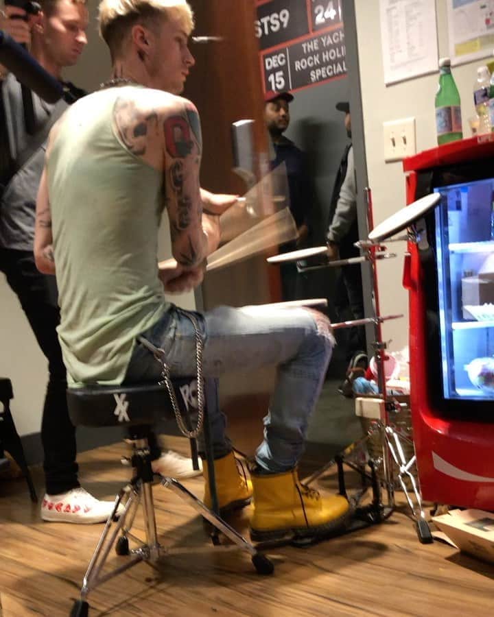 ケン・ロックゼンのインスタグラム：「Since he just debuted his new album #TicketsToMyDownfall here is a video i took of @machinegunkelly warming up last year before the ATL show. • Video #2 is @steve_astephen re engineering and re designing @machinegunkelly ‘s wardrobe for better aerodynamics and a more light weight fit 😂」