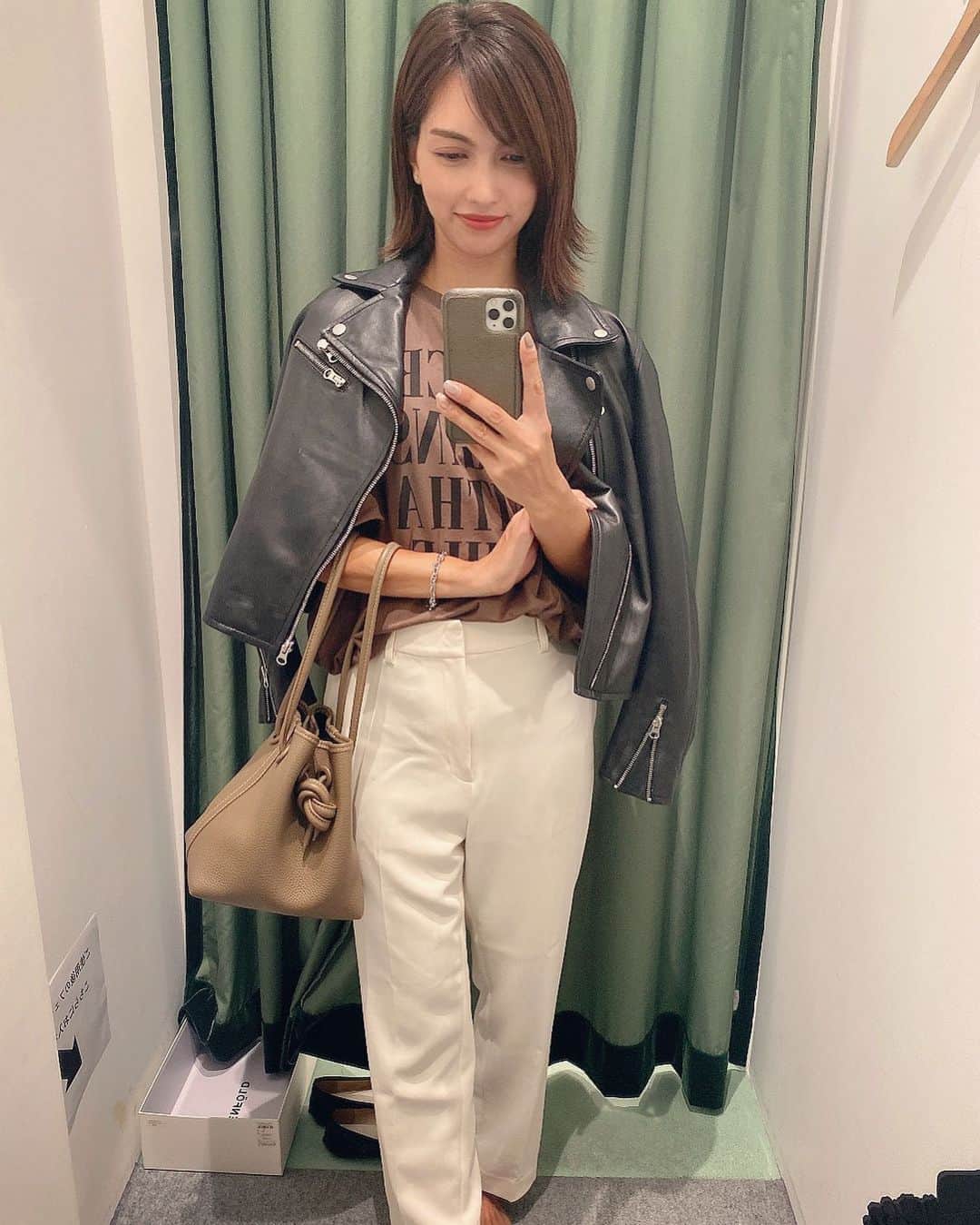 のインスタグラム：「ライダースの季節になってきました🍁 毎年春も秋もライダースばっかり着てるほど大好き🥰 カジュアルにも綺麗めにも使いやすい✨ この子はもう5年選手😅  結局、去年もアウターを買わなかったので今年はずっと欲しかった念願のあの子をGET🥰 また写真アップしますね📷たくさん着たいなぁ❣️  息子の幼稚園がやっと毎日になったので少し気持ちに余裕ができるのかと思いきや、毎日のお弁当作りに追われて買い物に献立考えたりで休む間がない😂 隙間時間で用事を済ませたり、たまにはお友達と会って息抜きしなきゃね🥺  #ママ #2児ママ #3歳差育児 #兄妹ママ #男の子ママ #女の子ママ #ママコーデ #ママファッション #今日のコーデ #30代ママ #30代コーデ #ライダースジャケット #ライダースコーデ #vasic #白パンツ」