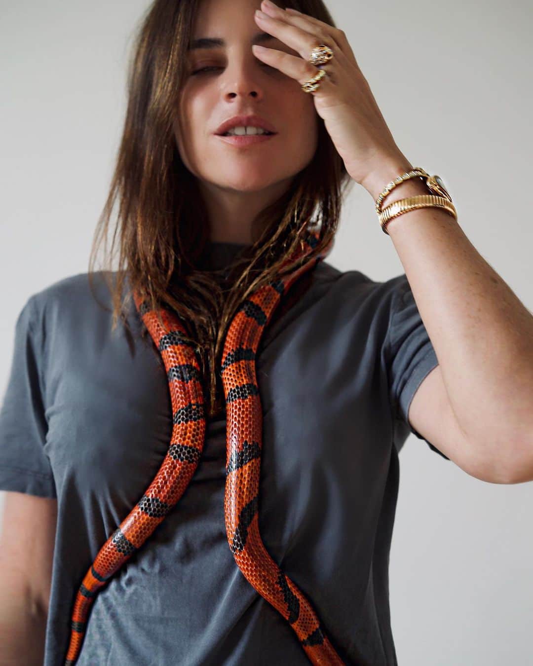 ジュリア・レストイン・ロイトフェルドさんのインスタグラム写真 - (ジュリア・レストイン・ロイトフェルドInstagram)「At home... with Serpent and Serpenti by @bulgari  #serpenti #bulgari」10月7日 20時53分 - juliarestoinroitfeld