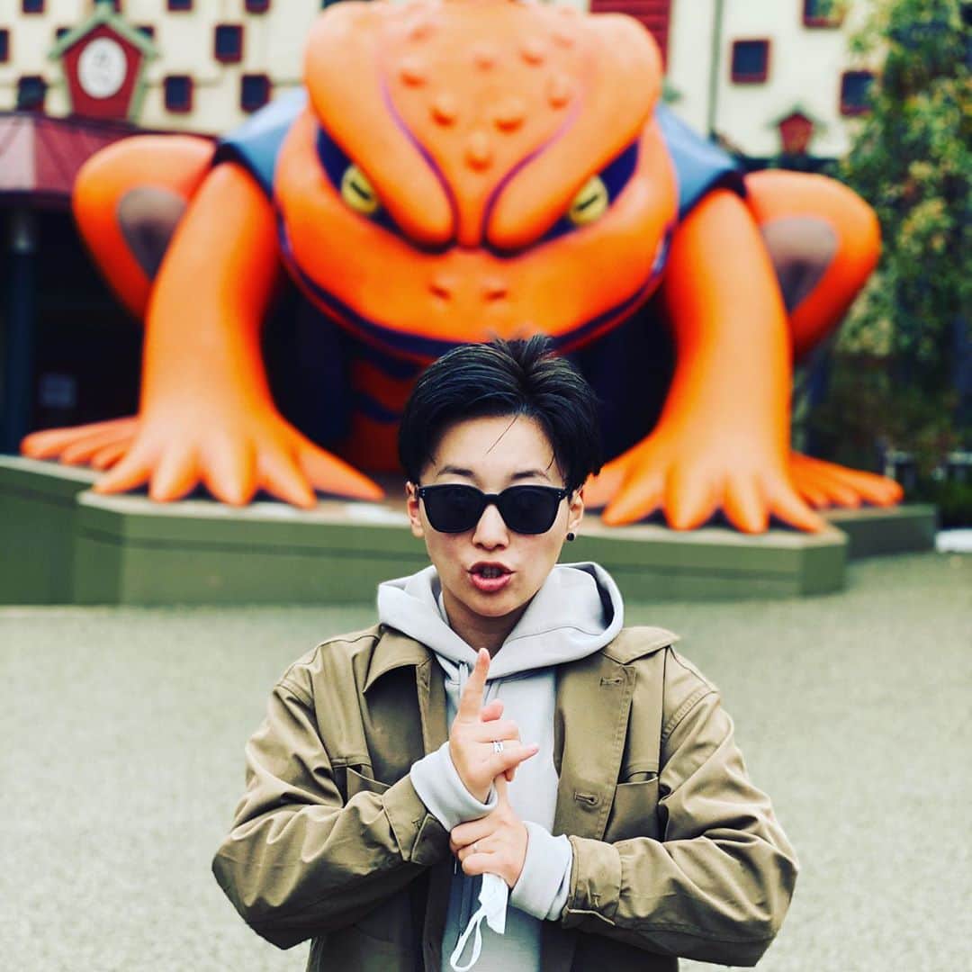 のインスタグラム：「私め、この世に産み落とされて23年目となりました。  自分で言うのもなんですが、この1年本当に成長しました。 自分で言うのもなんですが。  今年の目標は自分の周りにいる大すきな人たちを幸せにすることです。  これを思い始めたのも初めて動画作りをした時に、友だちに『面白い最高』って言われて嬉しかったのがきっかけで、たったその一言で、7年たった今でも動画作り楽しくて続けちゃってるって事に気づいたから。  結局だから、誰かが喜んでたり楽しんでたりすると、ほんまに自分も嬉しくなっちゃう妖怪やったって事に気づいたから。。なんて腹白エピソード。笑  自分のやりたいこともやんわりじんわり少しずつ見えてはまた現れっての繰り返しなのでこうなりたいってのじゃないんやけども、常にワクワクを追い求めて生きたいね。 さぁ、『もういいや』ってひなたは何歳になったらなれるんでしょうか  あ、今日ナルトになったよ♡笑」